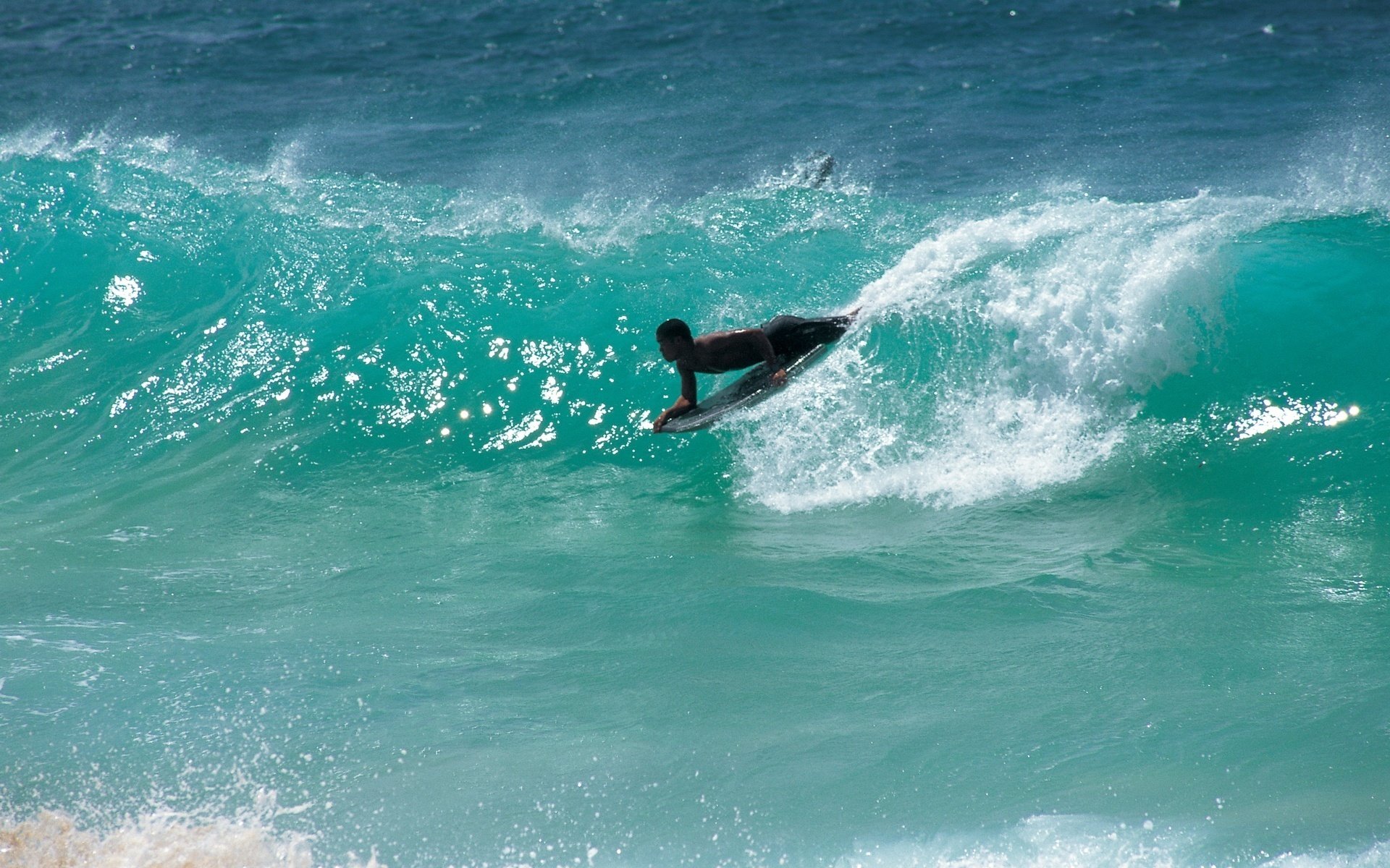mig niebieska woda fala promienie słońca surfing surfer prędkość lato morze woda ludzie