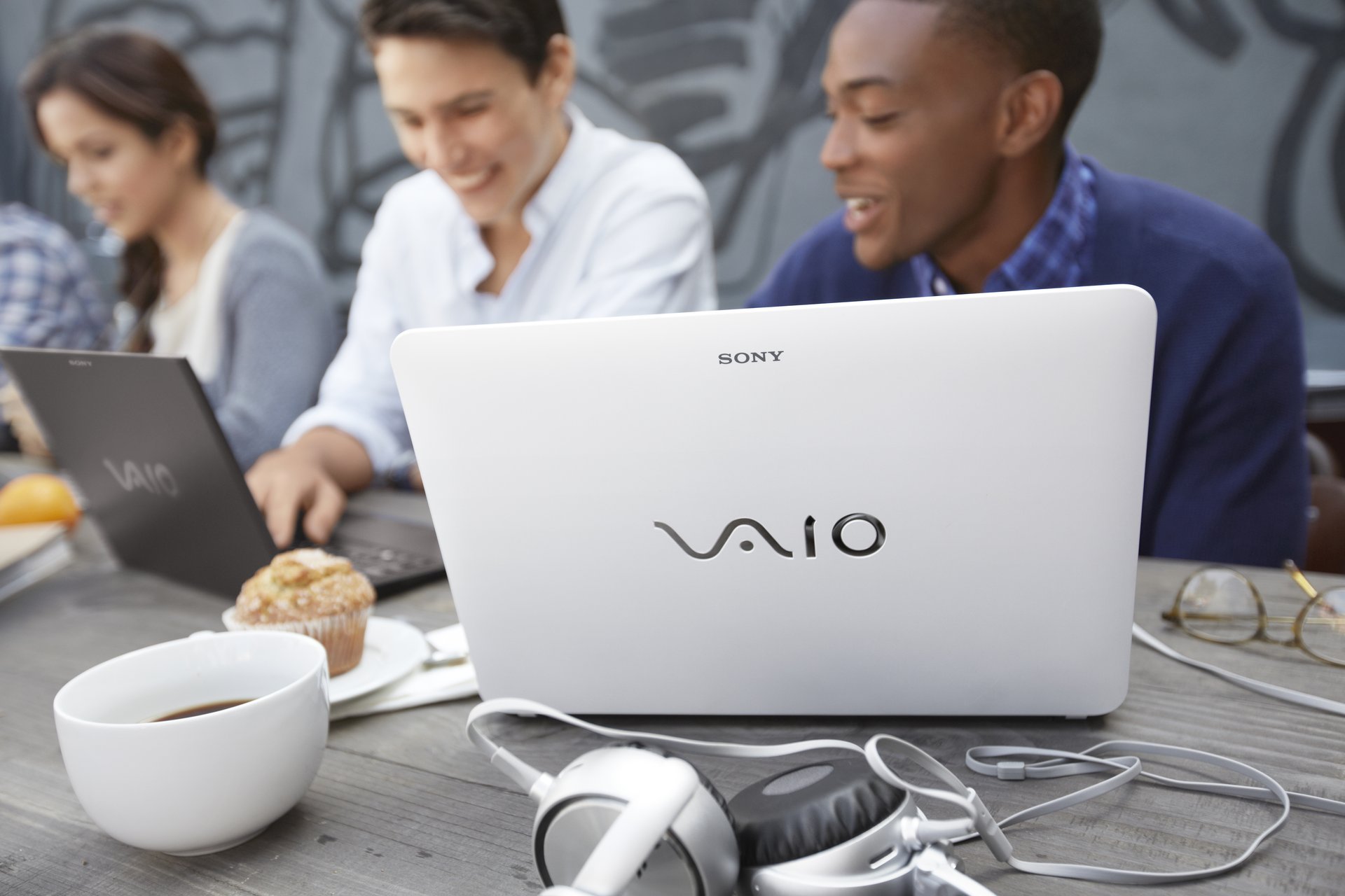 ony vaio laptop słuchawki makro ludzie kawa