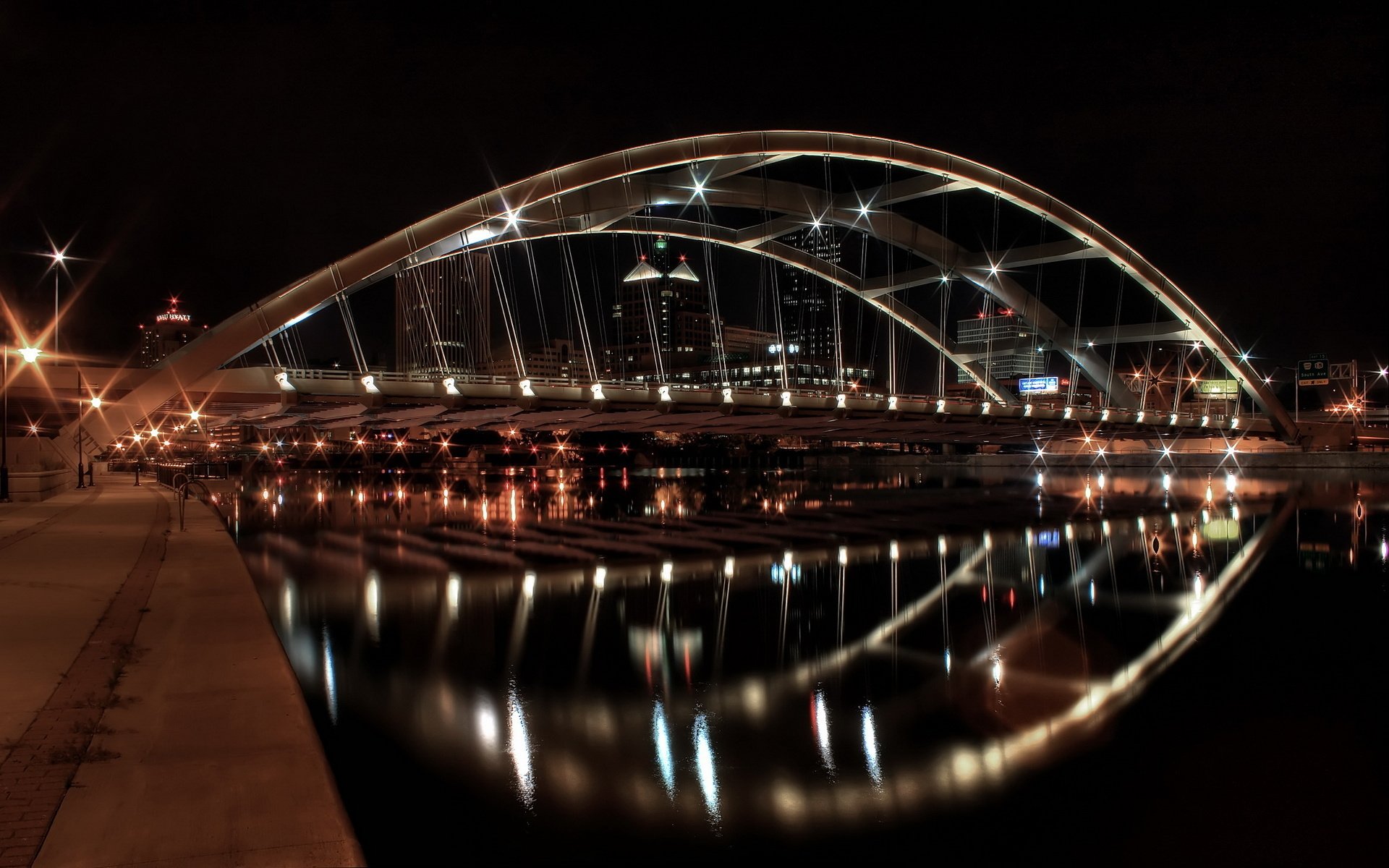 ponte sospeso metallo illuminazione fiume acqua lungomare riflessione ponte new york sfondo edificio mezzanotte città notte luci della città