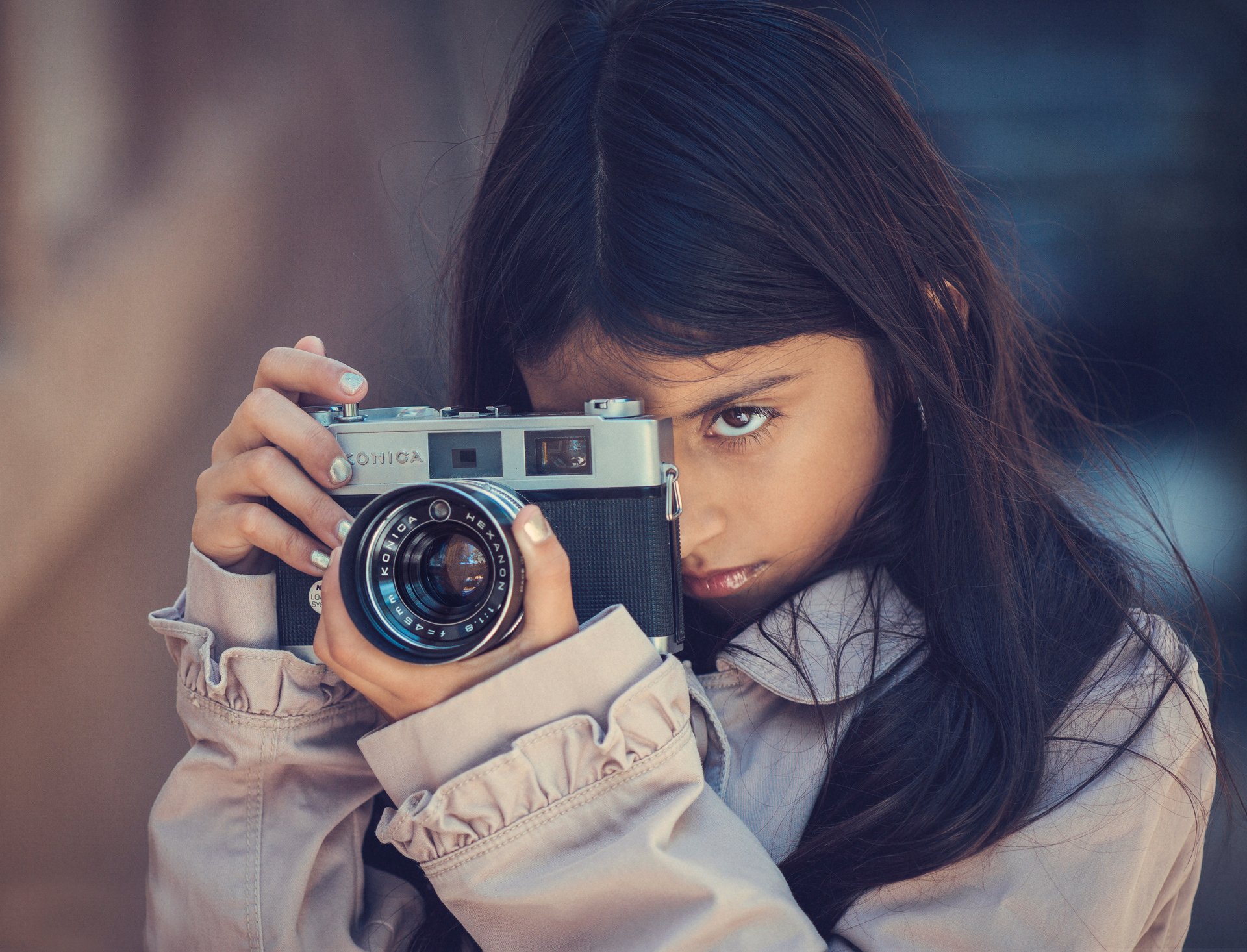 messa a fuoco ragazza macchina fotografica konica