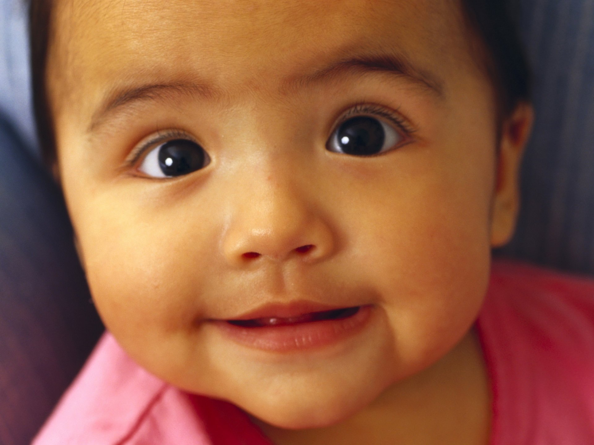 éponges fines beauté yeux sombres portrait regard sourire yeux visage