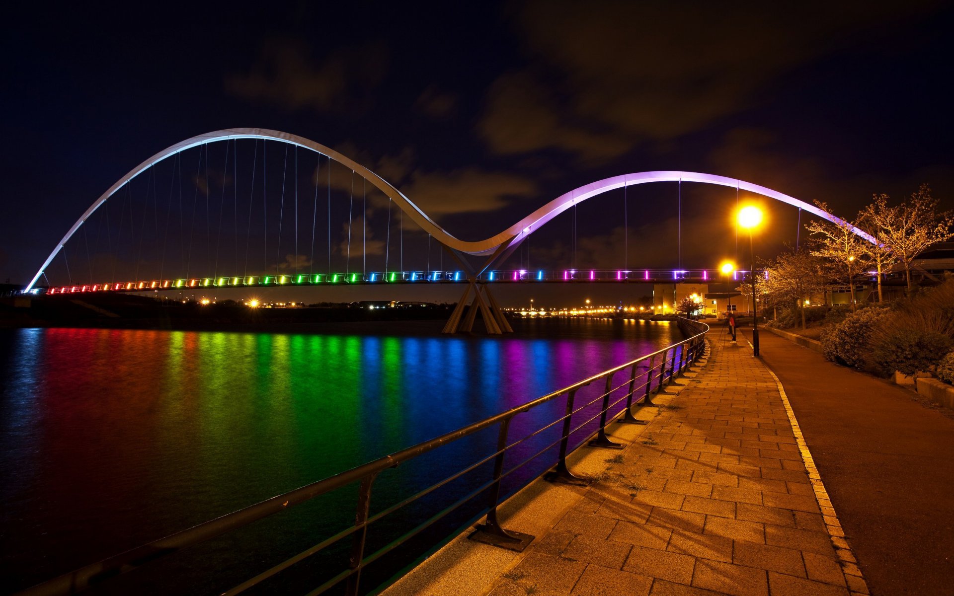 pont de nuit lumières colorées allée lanternes nuit rivière promenade new york arrière-plan villes réflexion clôture clôture trottoir lumières de la ville