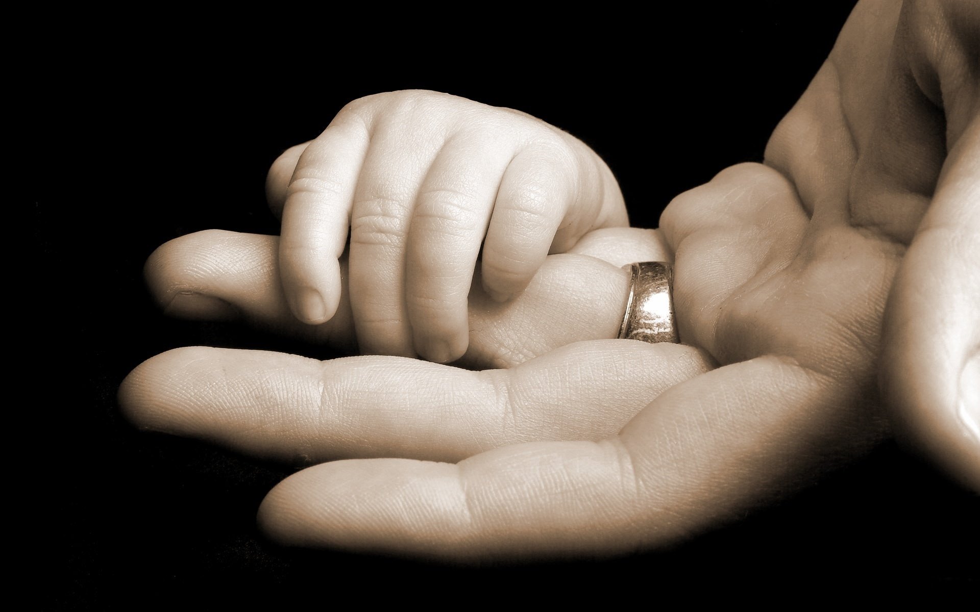 papa et bébé mains confiance créativité bague bonheur