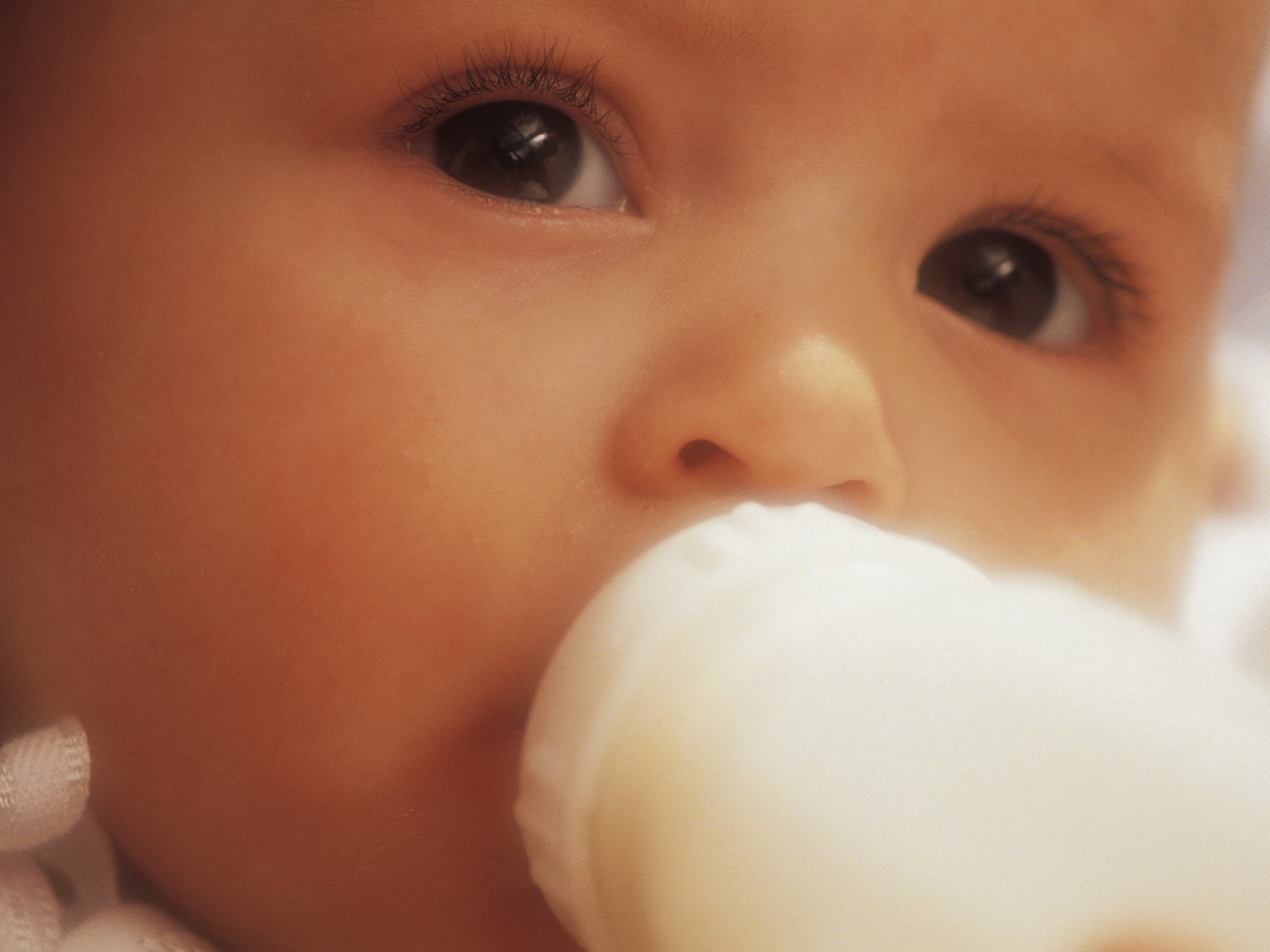 essen unterhaltsamer prozess essen baby porträt blick augen flasche fütterung milch mischung gesicht