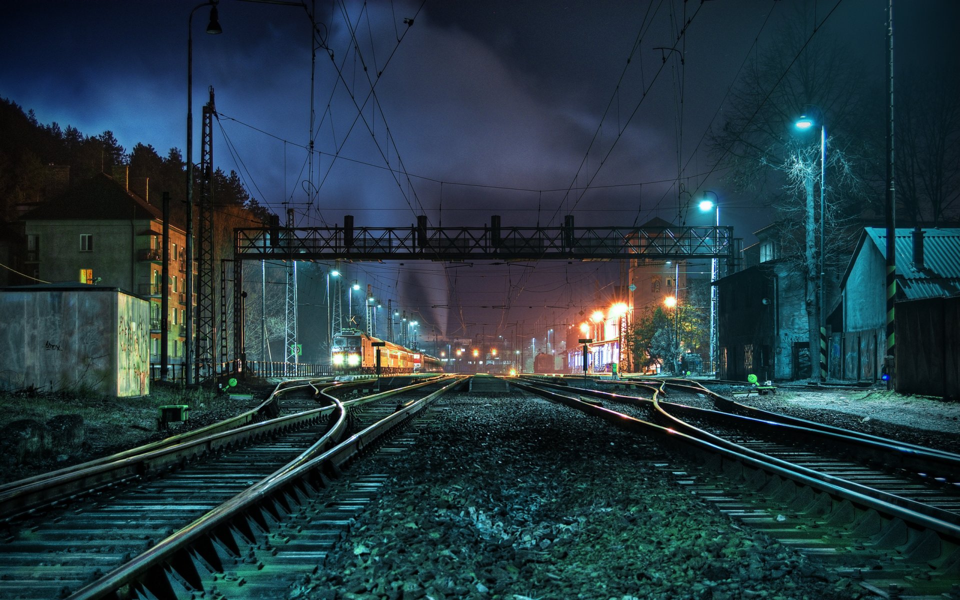 cablaggio piccole case ferrovia città notte luci della città