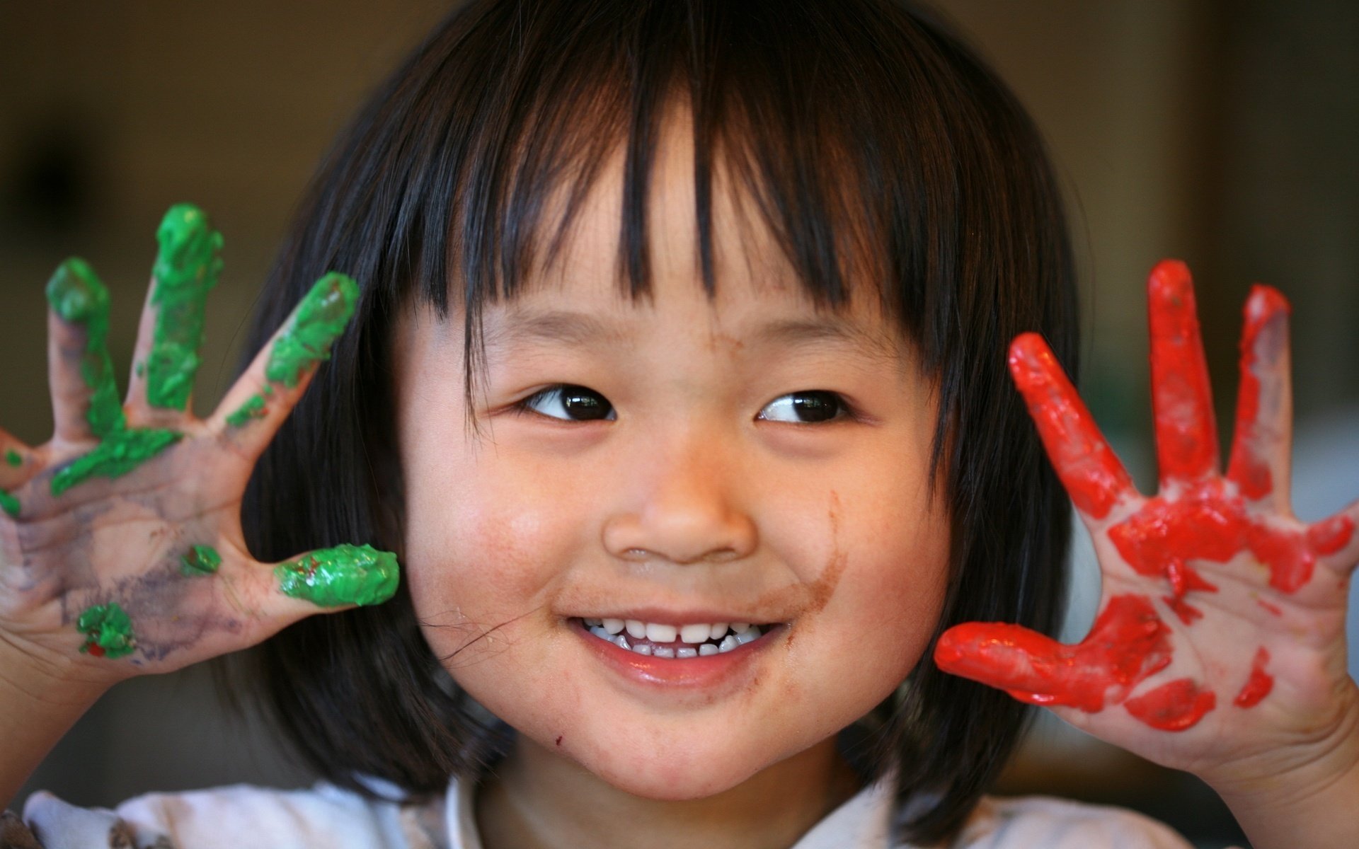 pelo oscuro plumas en la pintura niño lindo retrato mirada sonrisa ojos cara