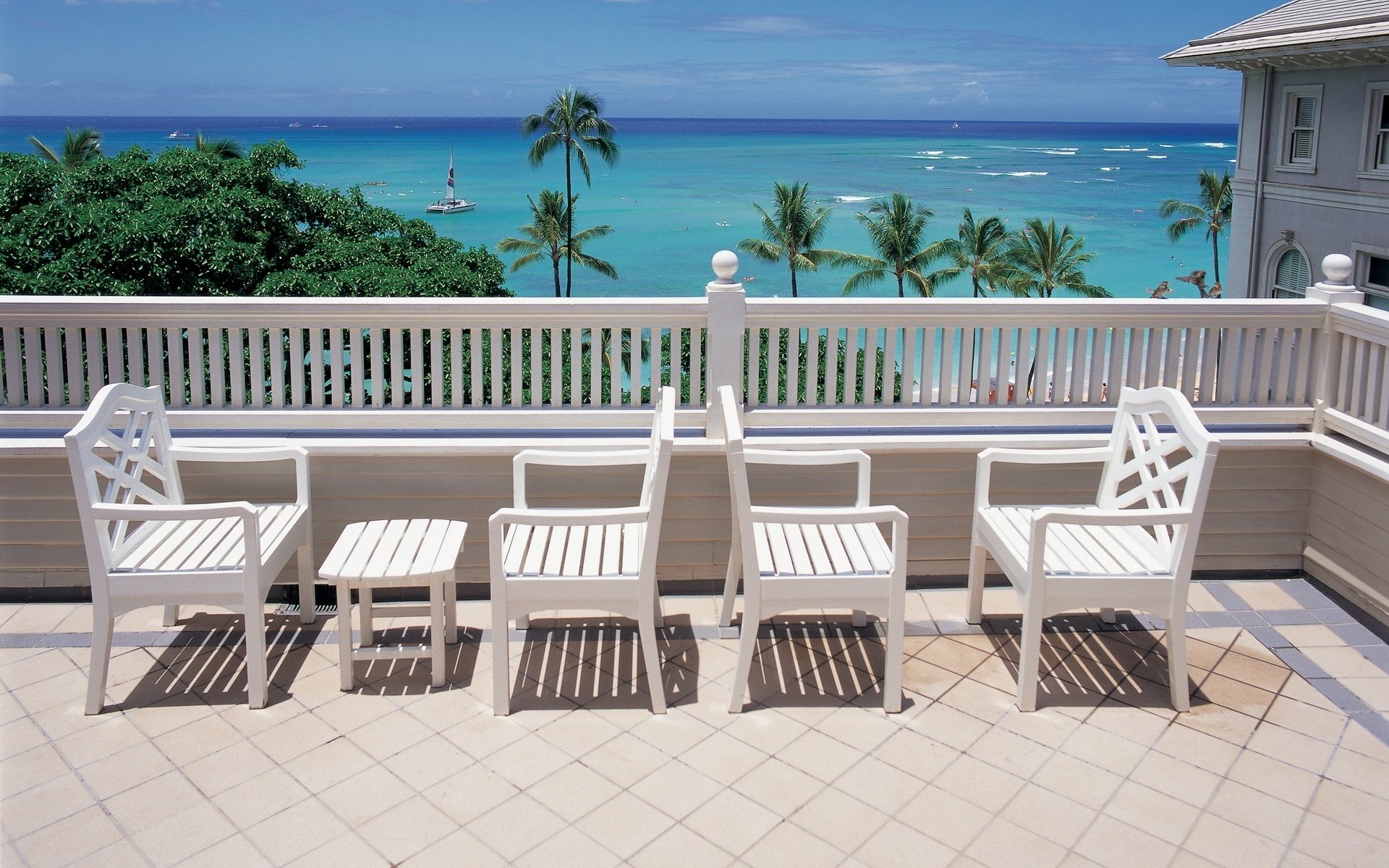 weißes design hochstühle im hintergrund des meeres resort urlaub urlaub balkon palmen horizont meer segelboot wellen côte d azur zaun hotel