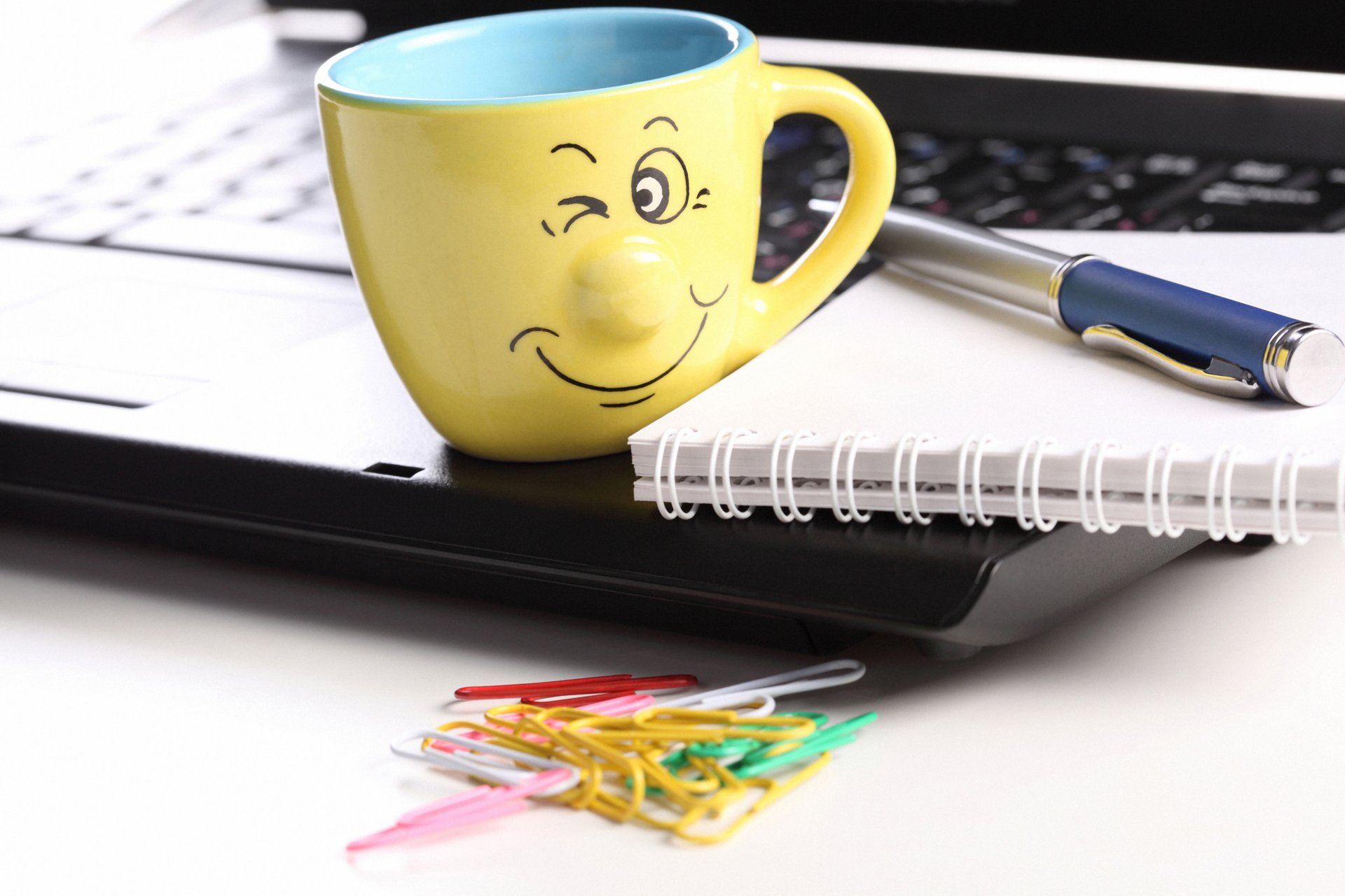 salut-technologie la technologie ordinateur portable touchpad tasse sourire smiley bloc-notes stylo trombones créatif bonne idée positif flou bokeh papier peint