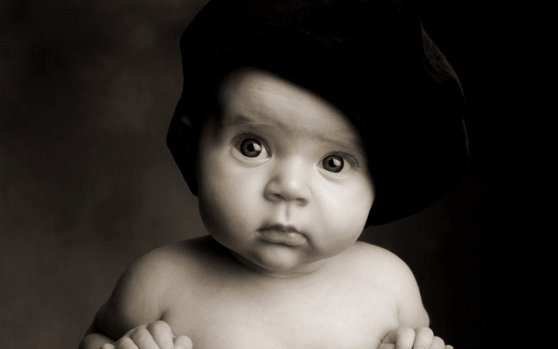 berretto nero occhi sorpresi occhi scuri ritratto sguardo occhi viso bambino cappello nero viso sorpreso bambini ragazzo b-w bianco nero