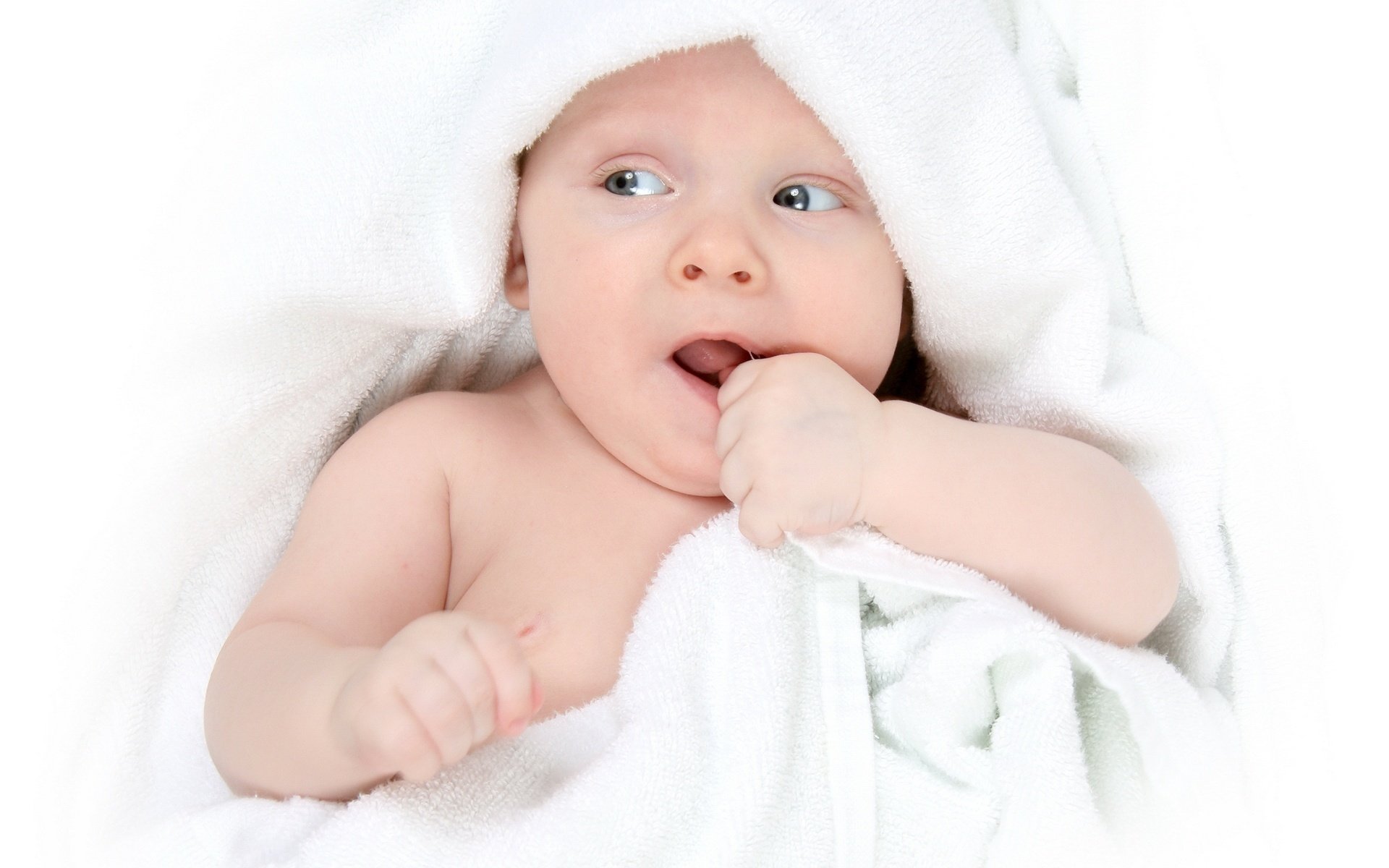 nous mâchons la serviette regarder de côté skoda portrait regard yeux visage enfant enfant enfant en bas âge miette garçon
