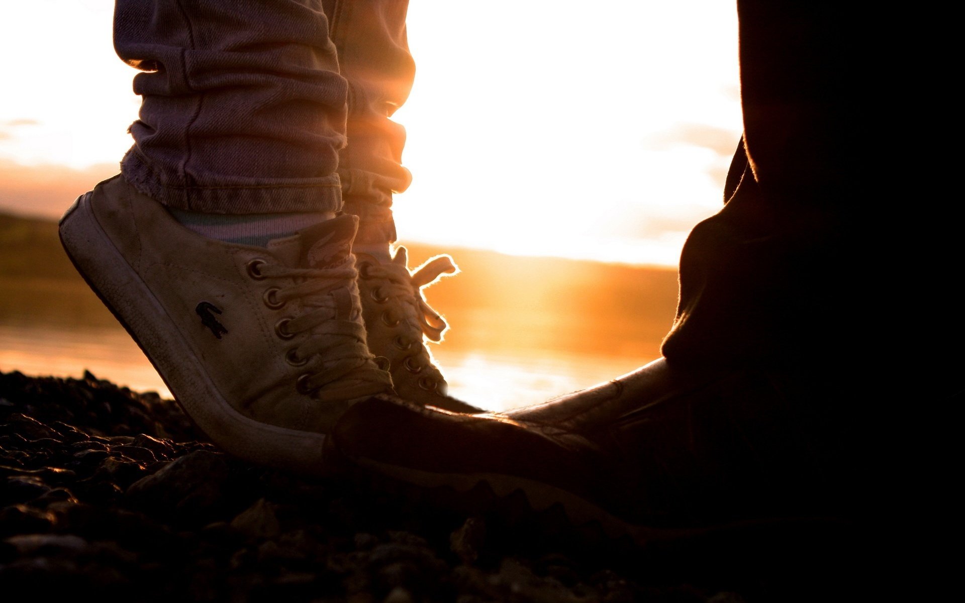 lacosta er und sie sonnenuntergang schuhe füße turnschuhe sonnenuntergang strahlen foto