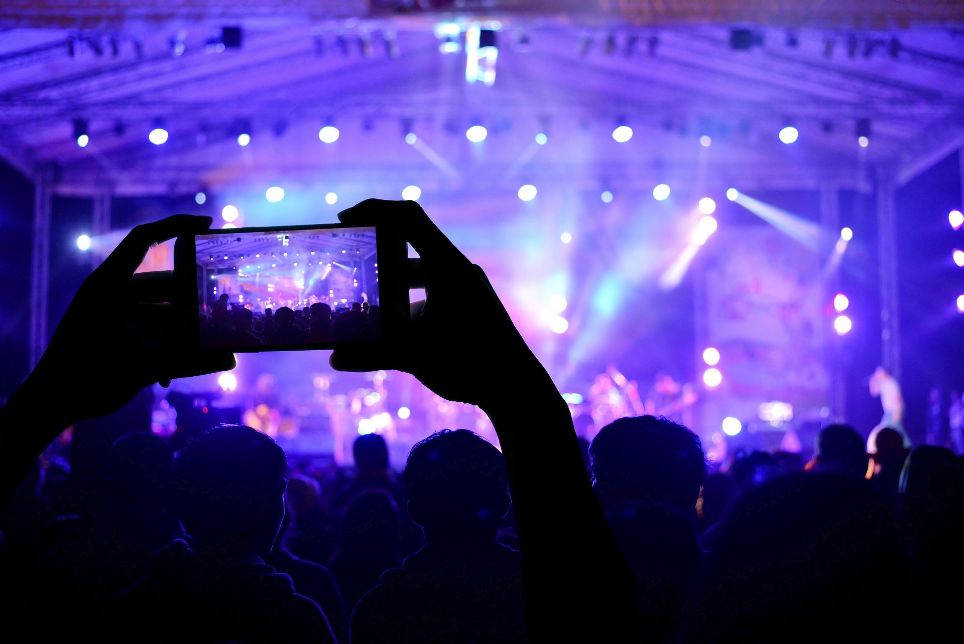 hi-tech technologia nagrywanie wideo muzyka koncert smartfon scena sala widzowie oświetlenie urządzenia wielokolorowe światła rozmycie bokeh makro tapeta