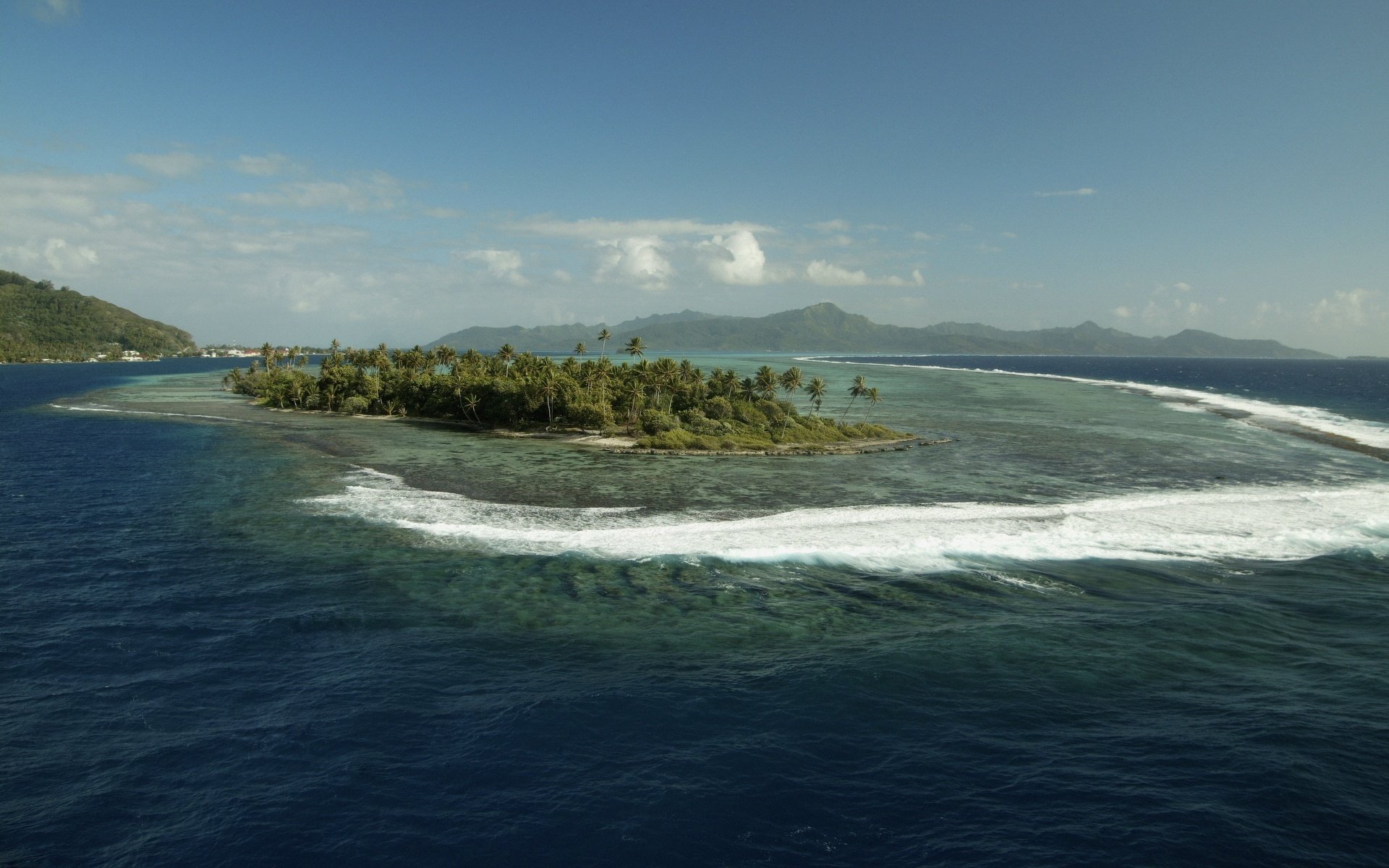wellen schaum insel tropische pflanzen wasser inseln meer ozean natur grün palmen pflanzen insel tropen wolken himmel höhe landschaft wellen brandung paradies urlaub exotisch