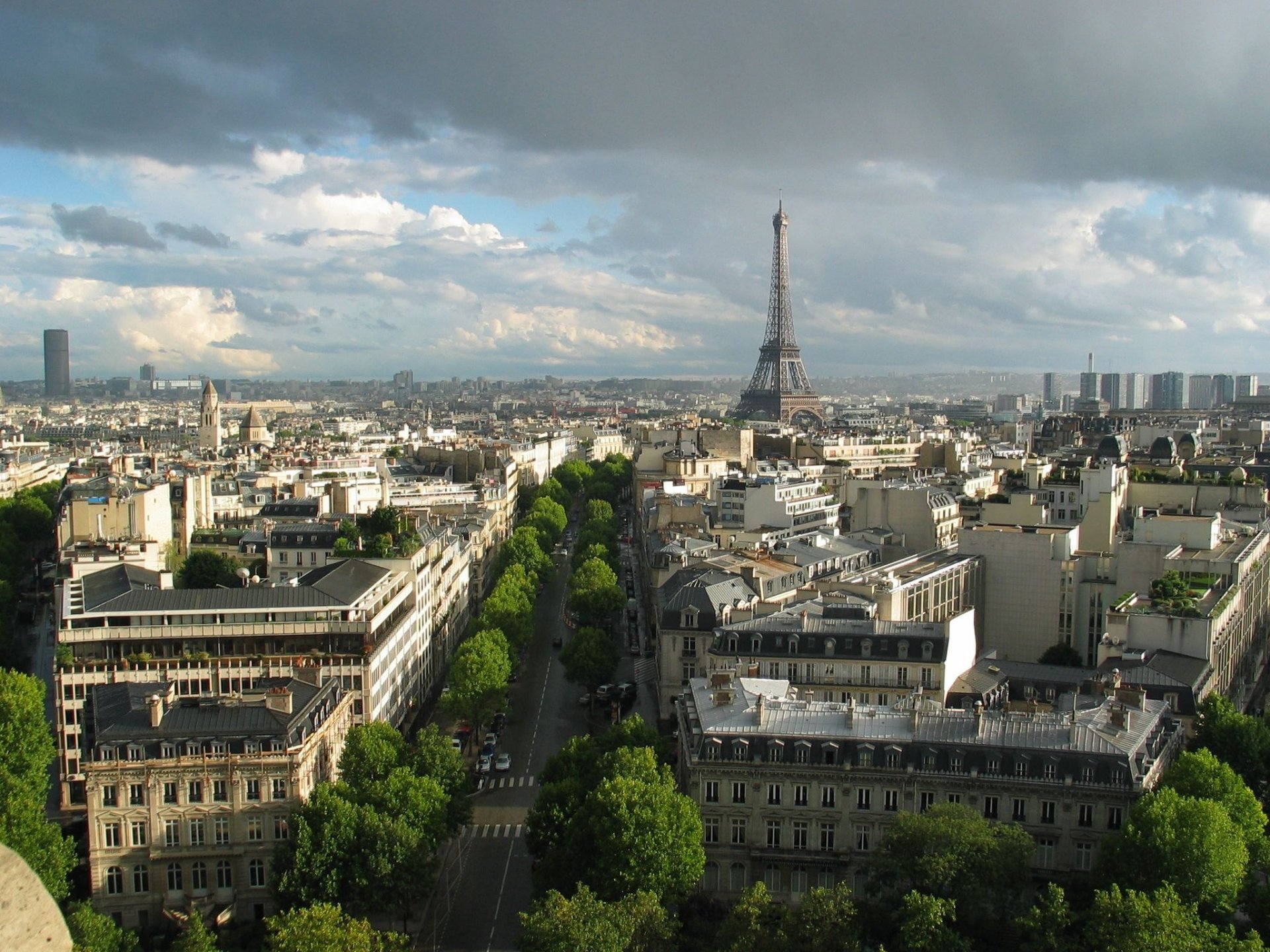 vicolo verde parigi torre vista con sopra cielo nuvole aria alberi strada strada case città torri