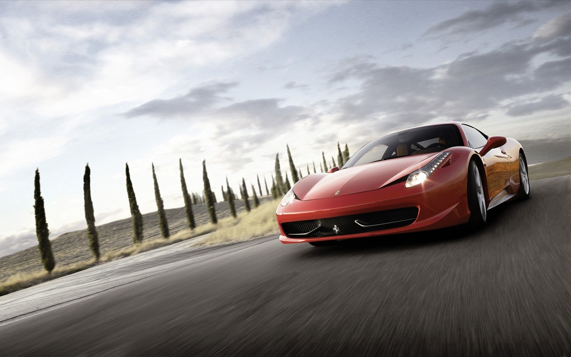 ferrari 458 à la vitesse course sur route auto vitesse mouvement voiture rouge route phares ferrari voitures de sport transport véhicules arbres nuages asphalte ciel jantes
