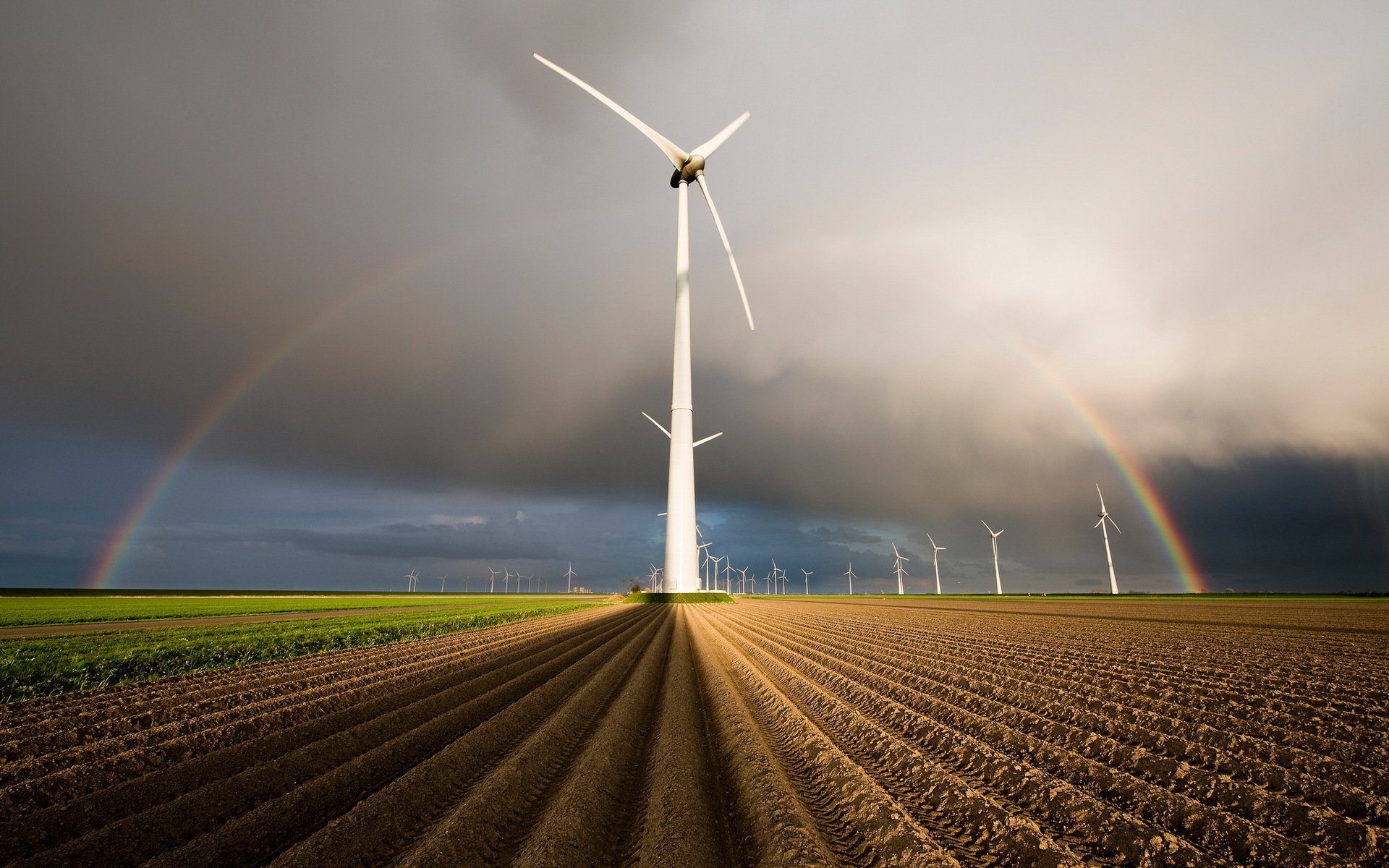 feld windräder regenbogen