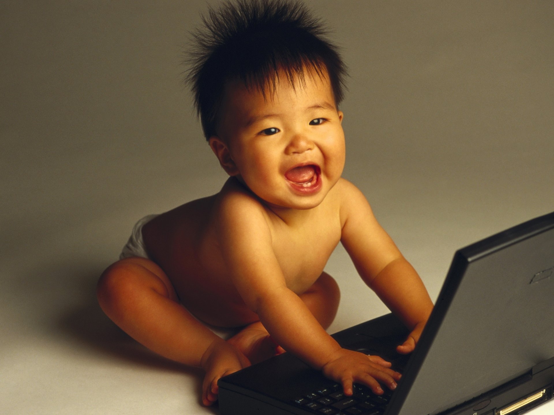 premières dents enfant admiration regard sourire ordinateurs ordinateur portable asiatique miette jeux farces fidget jouet plaisir yeux visage