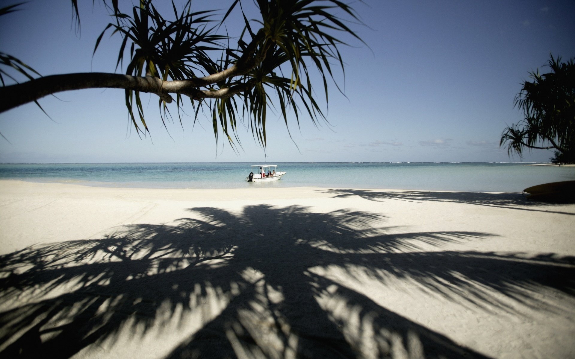 ombre sur le sable bateau plantes tropicales plage sable bateau bateau côte horizon surf nature tropiques îles palmiers