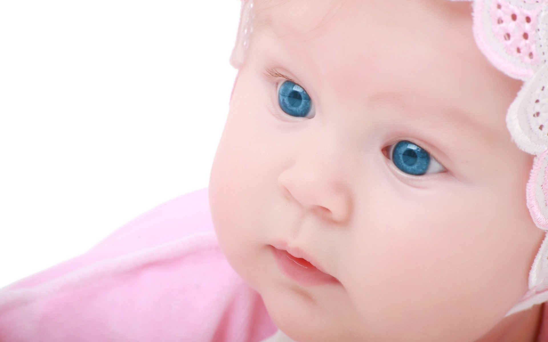 yeux de couleur océan bonnet de dentelle petit ange portrait regard yeux visage