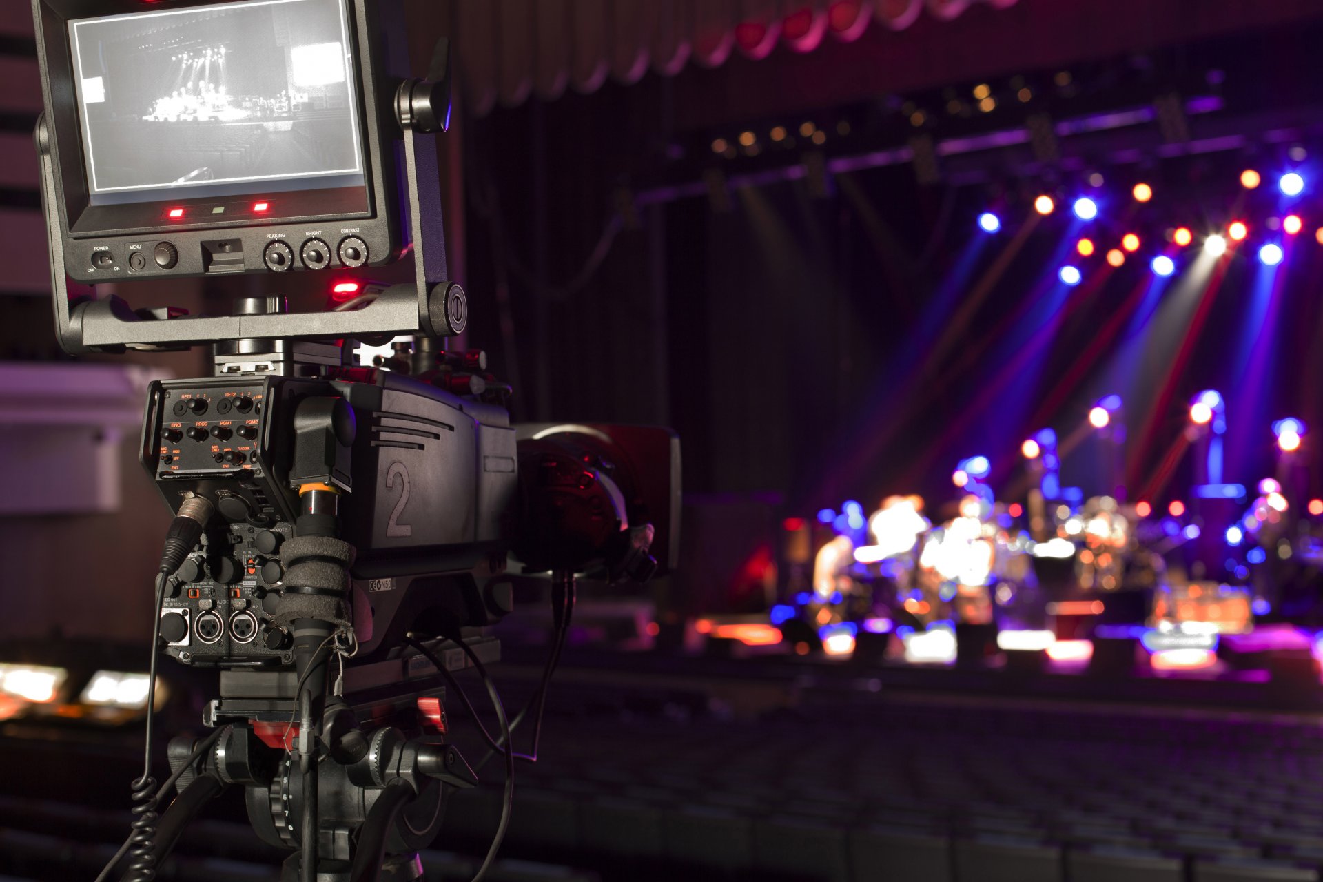 alta tecnología tecnología profesional videocámara cámara de tv grabación de vídeo ensayo escenario sala disparo musical concierto multicolor luces iluminación electrodomésticos desenfoque bokeh fondo de pantalla