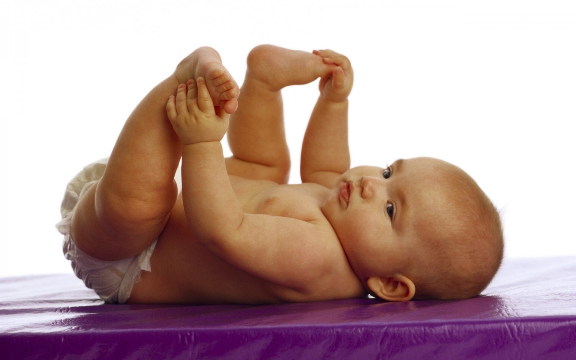 apprendre le corps bébé sérieux personnes regard couche miette fidget enfant