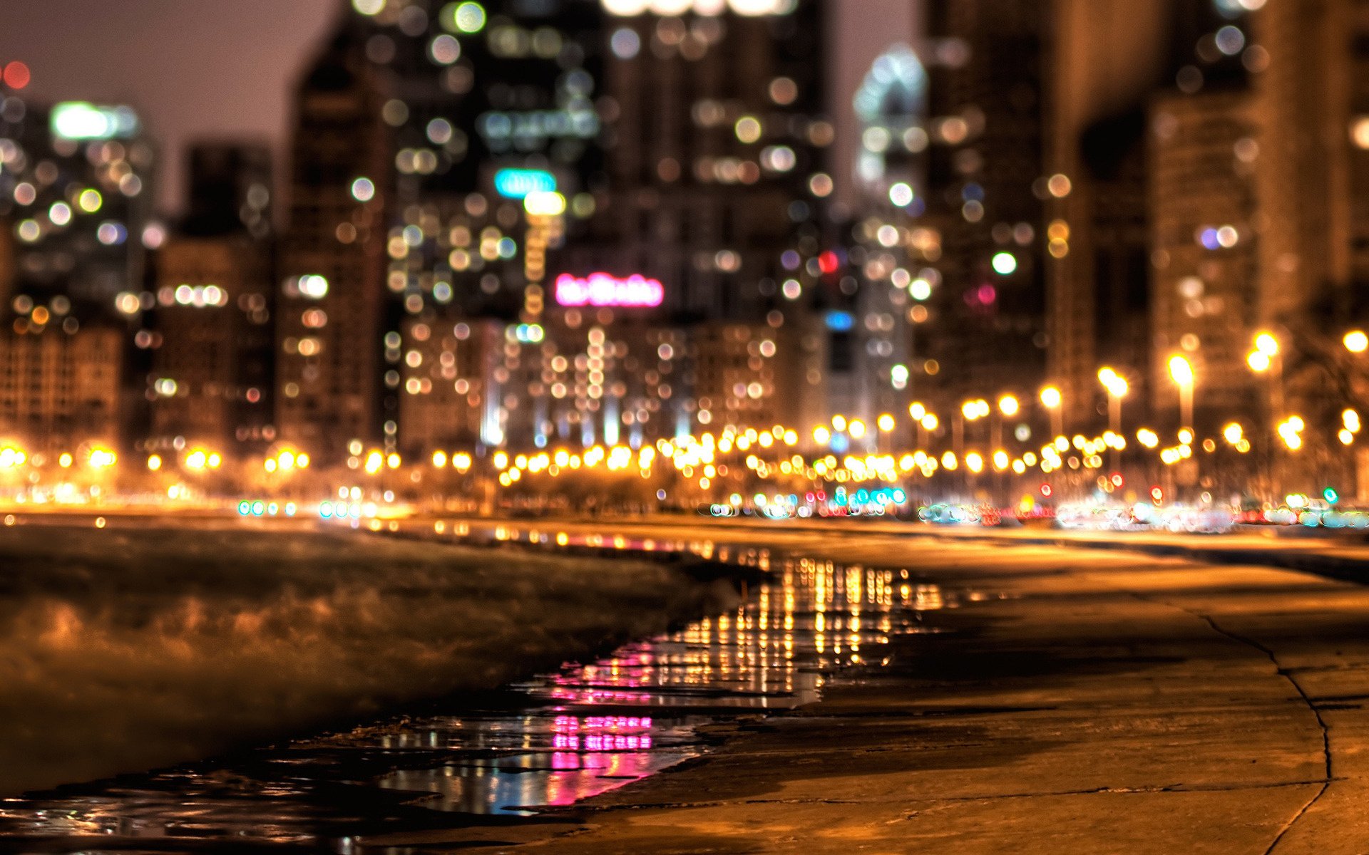 tracce di pioggia strada luci della città di notte città notte luci della città abbagliamento sfocatura luci luce brillante luci