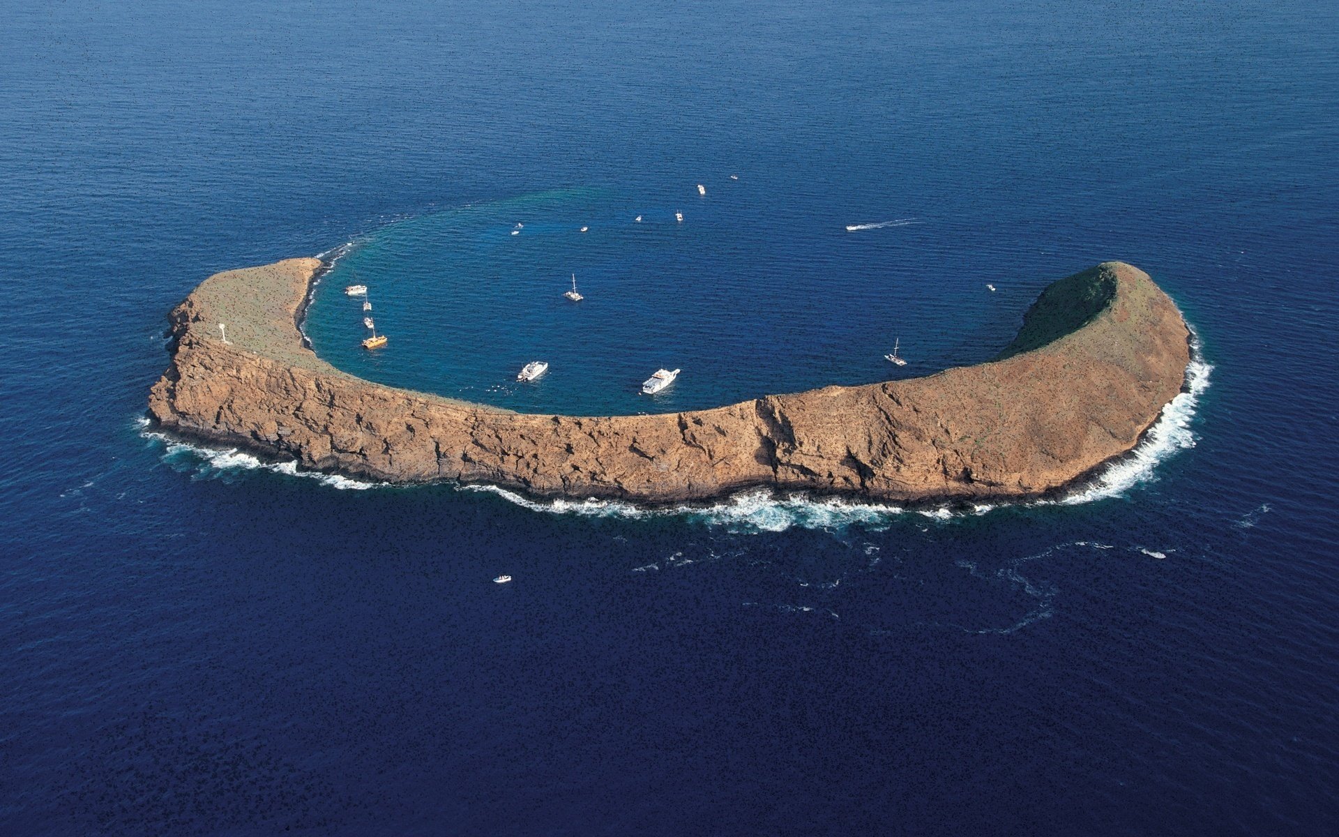 isolotto di pietra panorama molo tranquillo acqua blu acqua isole vista altitudine natura paesaggio onde blu superficie liscia estate oceano isola barche barche