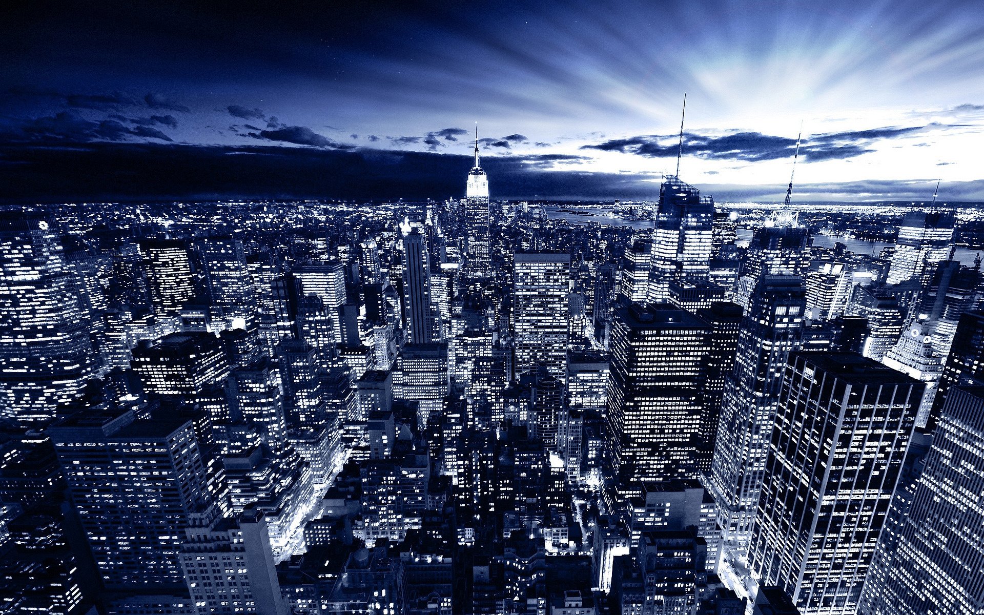 stadt bei nacht feuchter himmel blau licht im fenster stadt wolkenkratzer hintergrund new york city himmel städte nacht nachthimmel lichter der städte lichter ausstrahlung hochhäuser