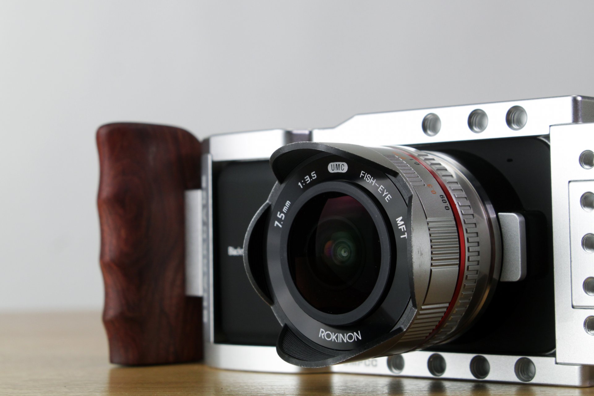 pocket cinema shark cage fond gros plan