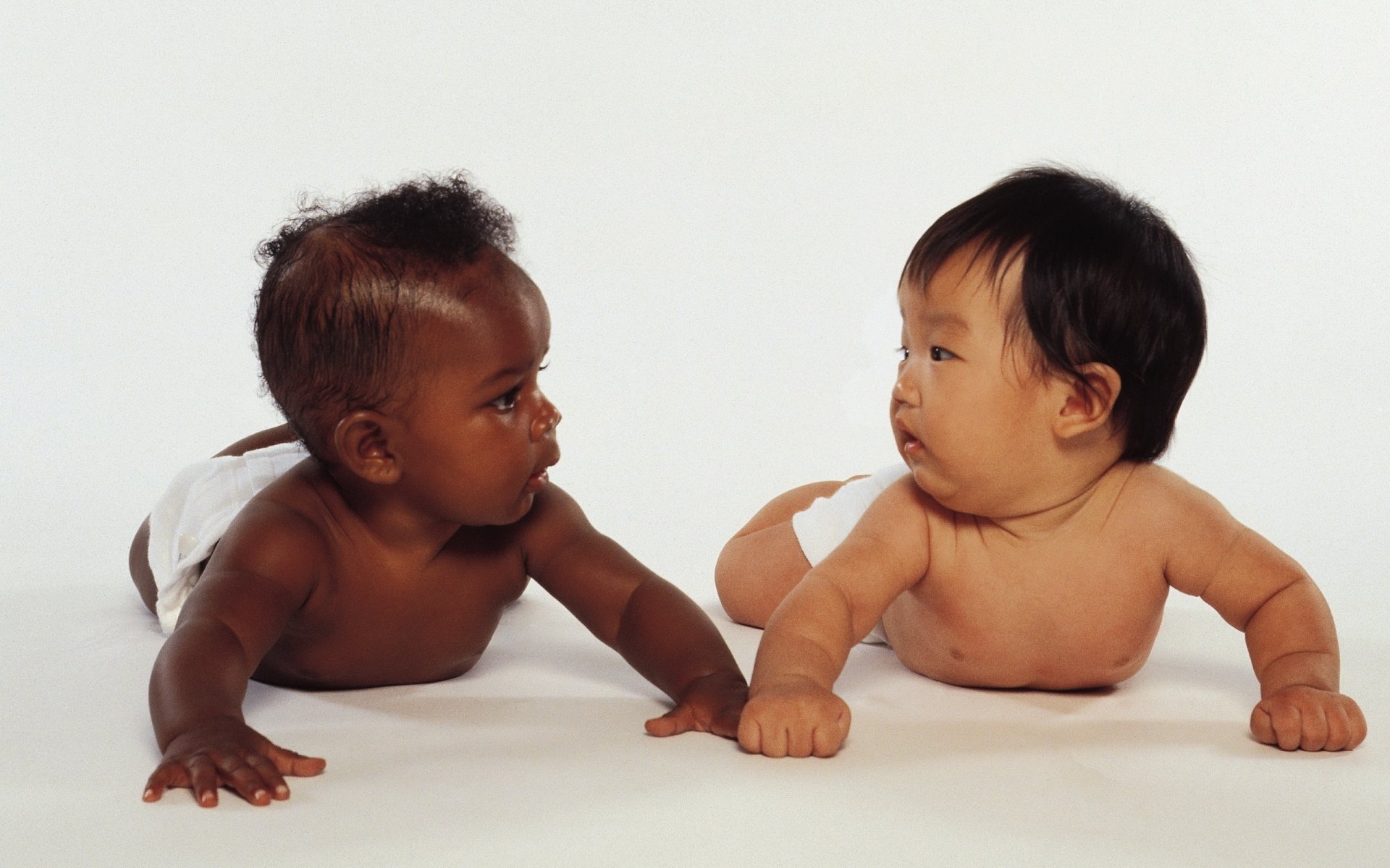 telepathie augenkommunikation kinder freundschaft dunkel asiatisch zwei kinder krümel verschiedene rassen weißer hintergrund gesicht blick