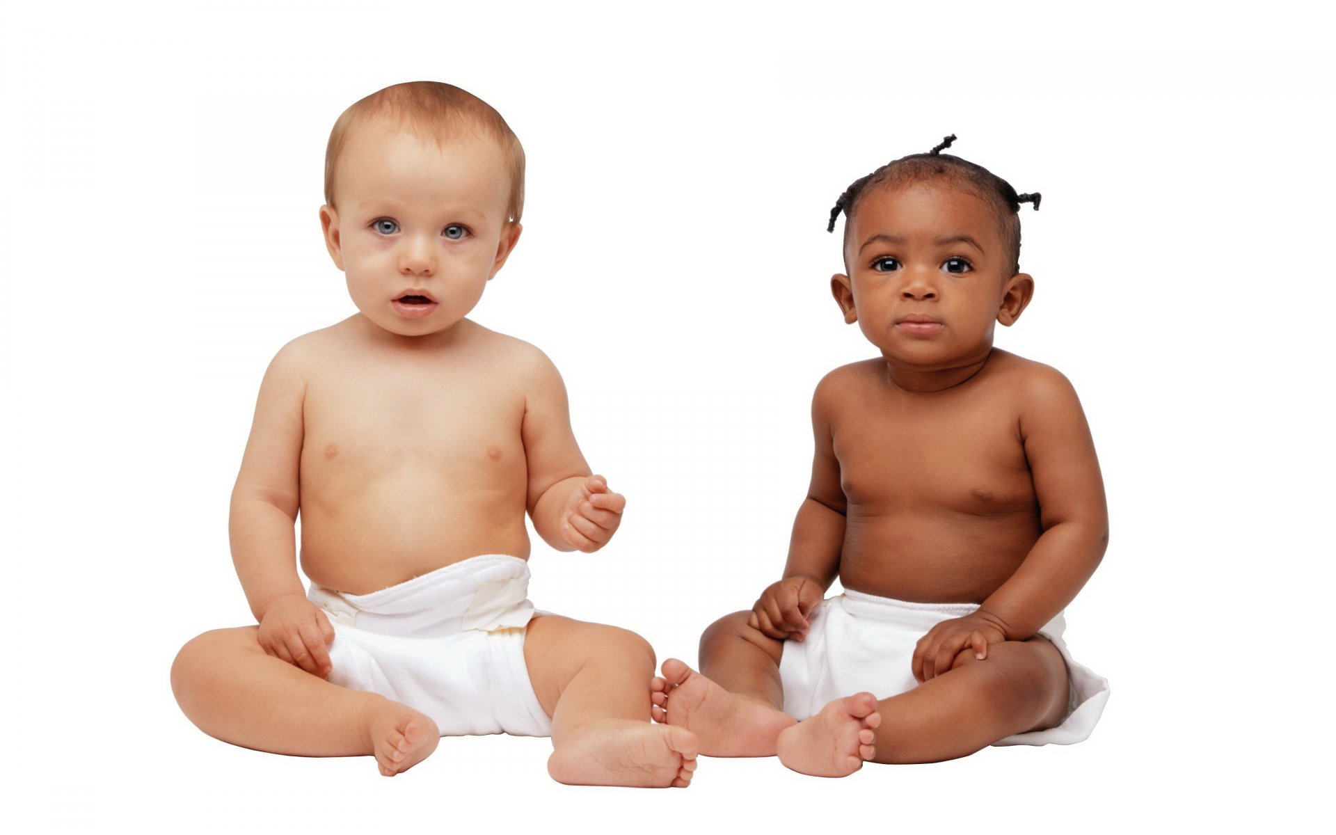 überrascht hell dunkelhäutig krümel blick kinder freunde kleinkinder verschiedene rassen zappeln windeln sitzen augen gesicht