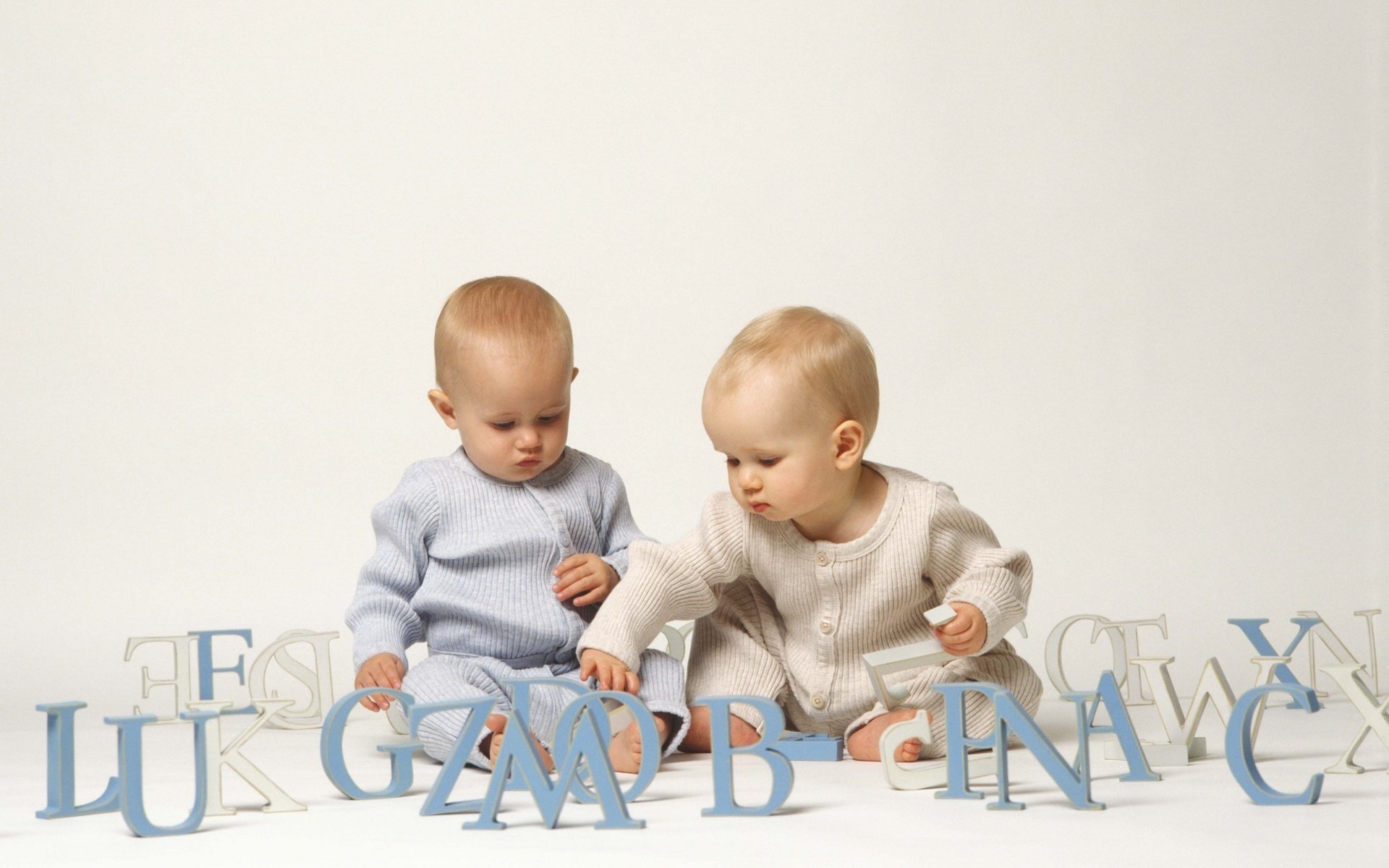 crayons pour enfants lettres volumineuses jeu couple amitié