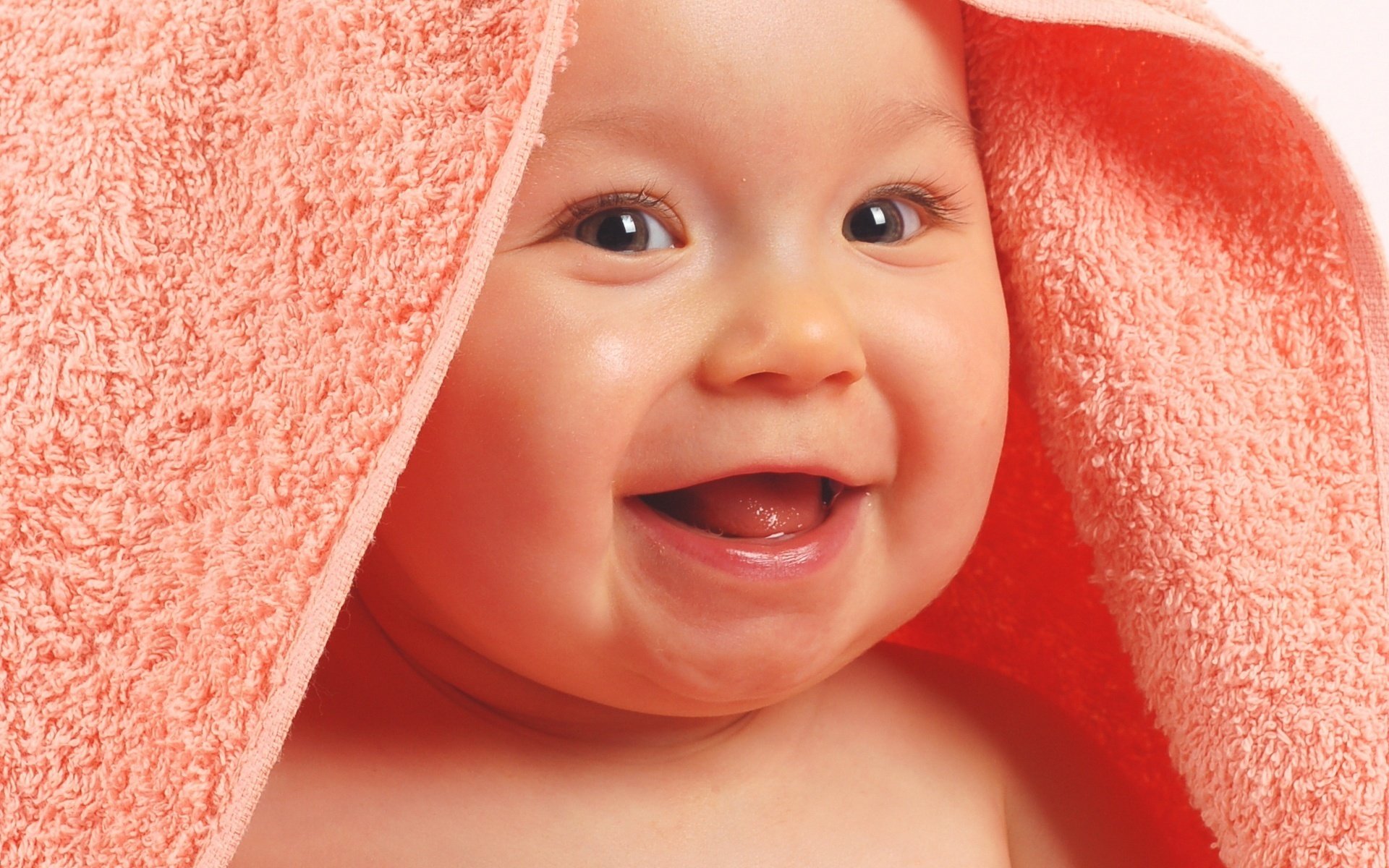 sonrisa despreocupada en la toalla kinder retrato mirada sonrisa ojos cara