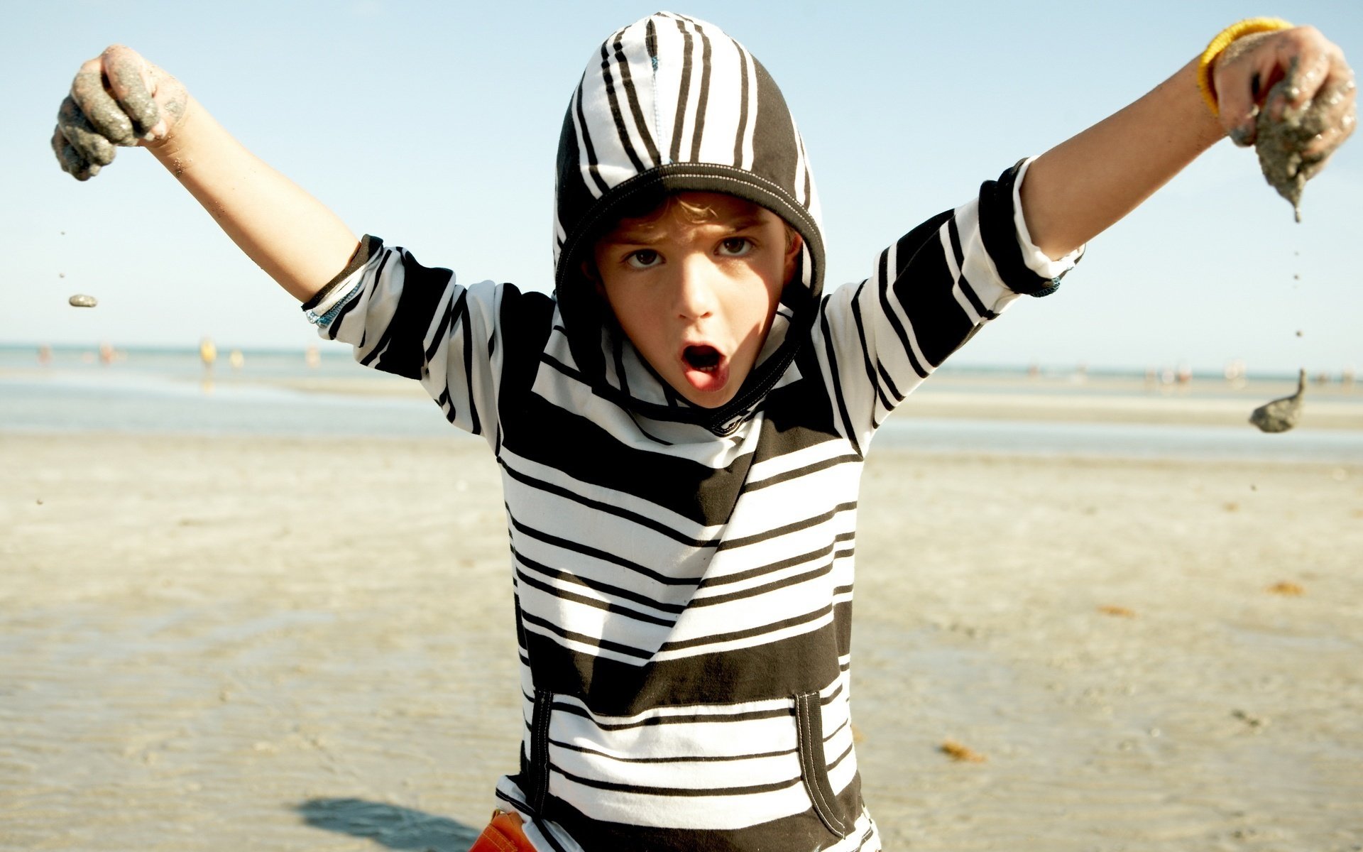 se moquer sable humide dans les mains garçon cri yeux visage capot nature saleté mains amusement jeux farces