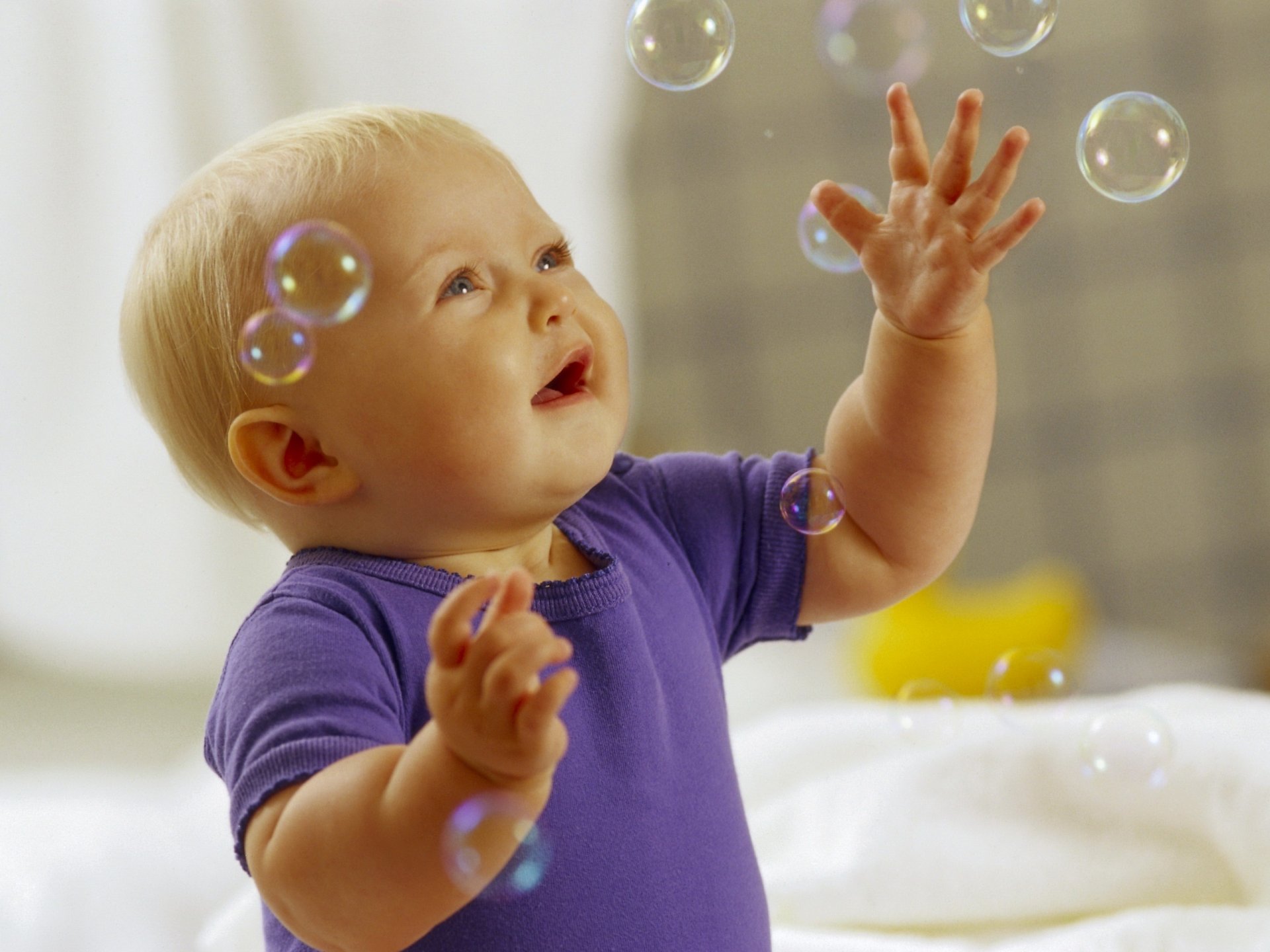 oap balls blue t-shirt dissatisfaction knop look child baby bubbles fun game pranks joy fidget egoza eyes face