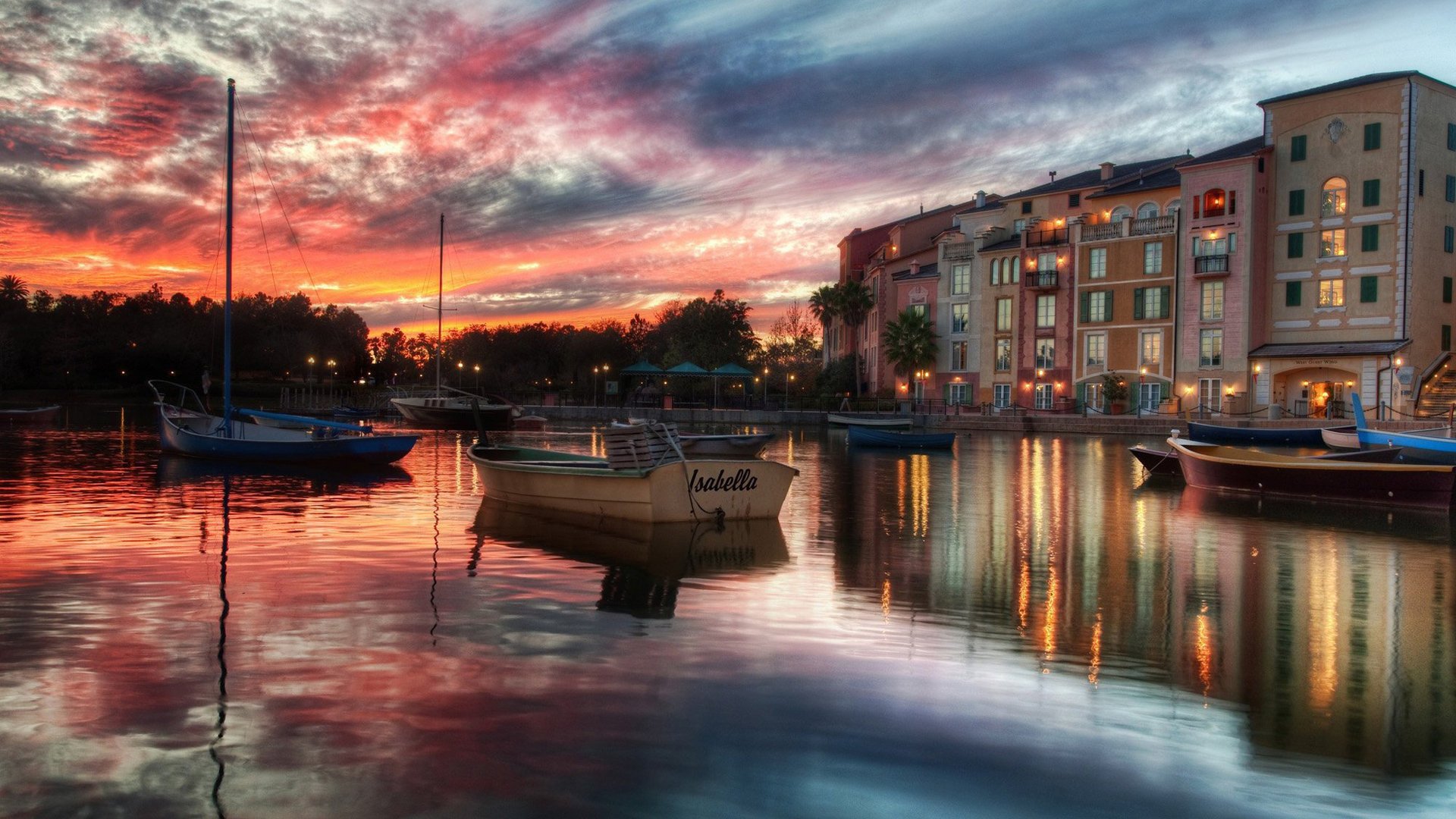 stadt auf dem wasser kleine boote sonnenuntergang wasser fluss himmel gebäude stadt abend boote glatte oberfläche spiegel reflexion