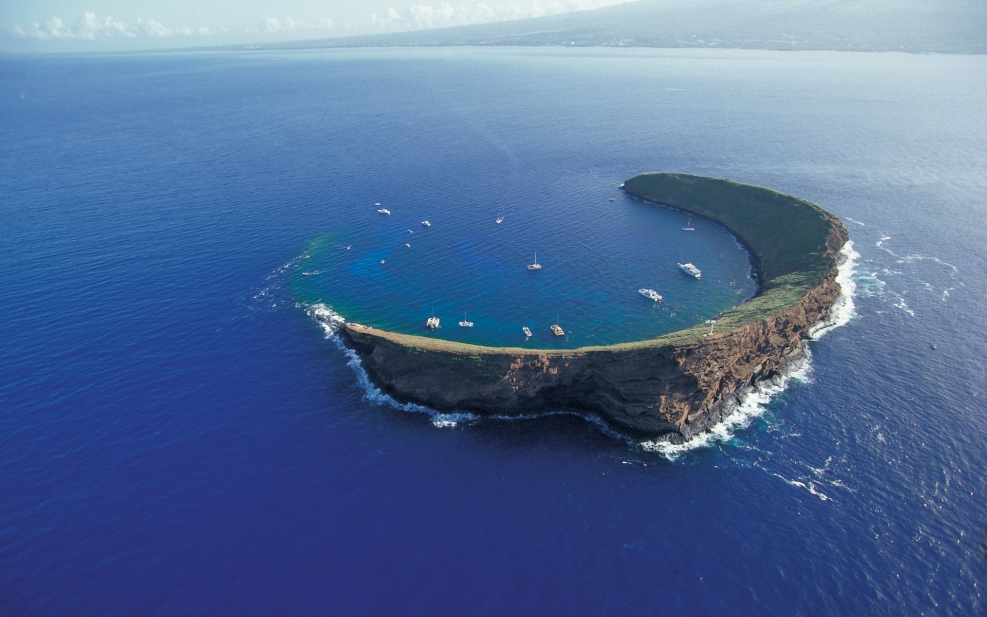 forme de lune mince chaîne de montagnes bateaux eau îles vue paysage altitude vagues baie étendues surface bleu nature été