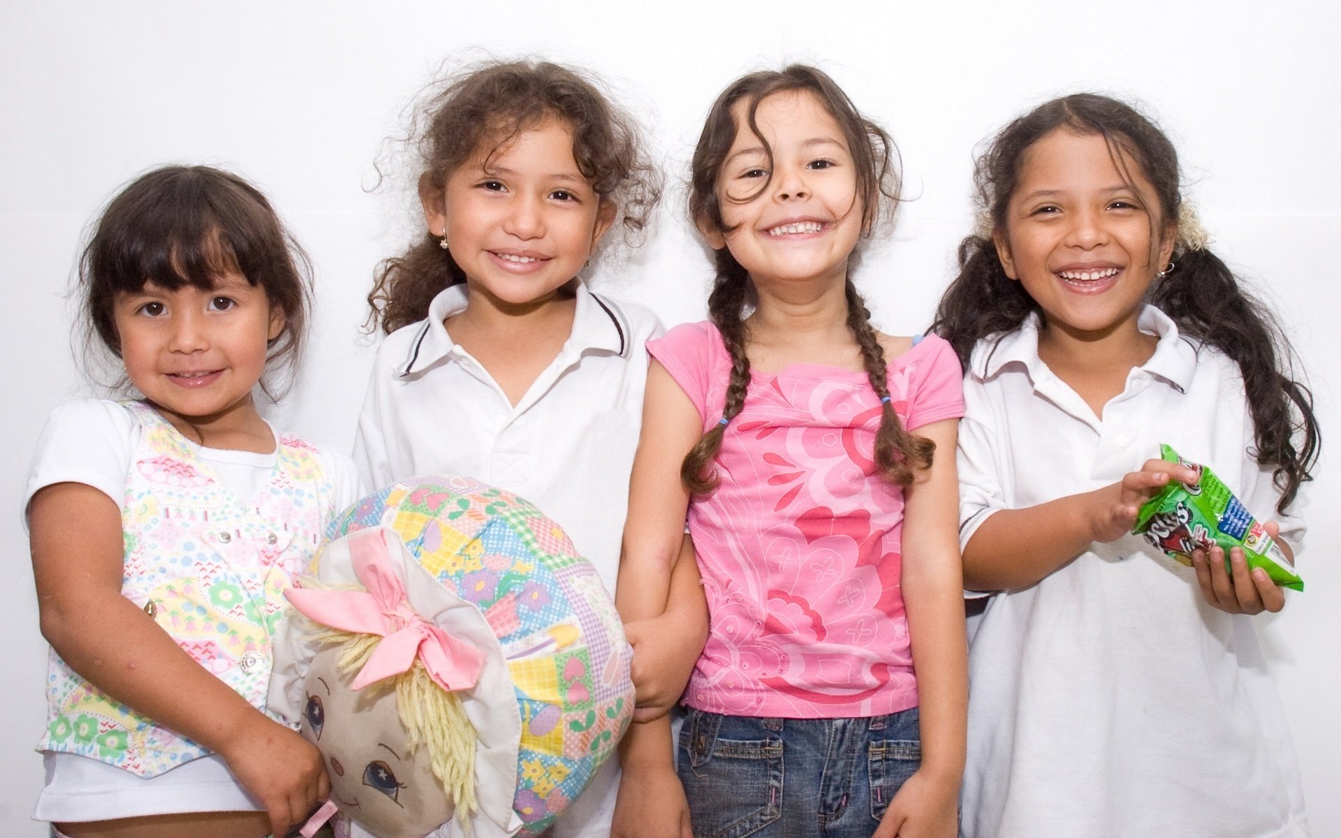 sorrisi sui volti fidanzate ragazze sguardo sorriso bambini umore emozioni gioia risate quattro giocattolo occhi faccia