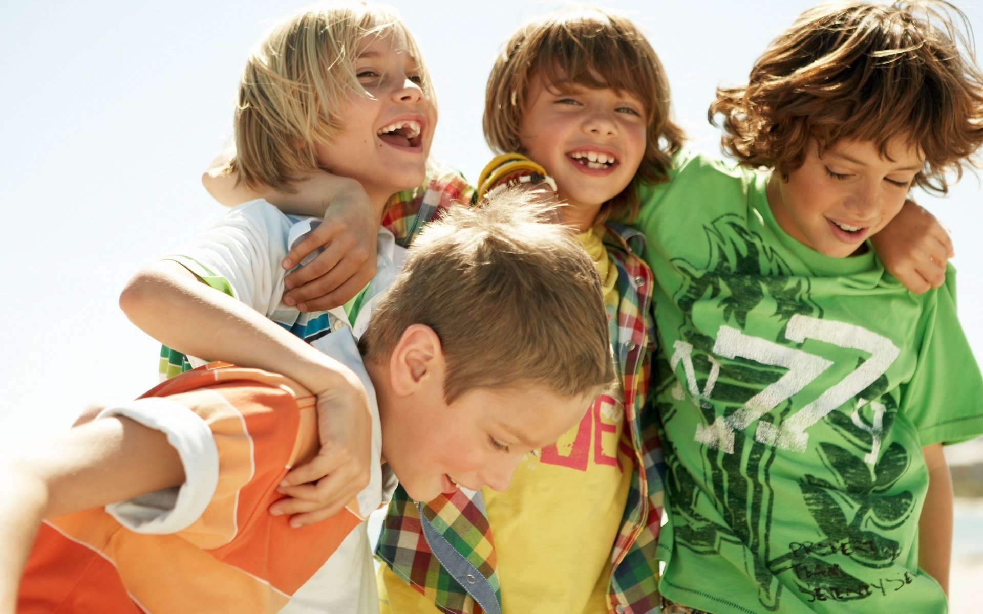 sole in faccia ragazzi adolescenti sorriso amicizia risate gioia umore emozioni sorrisi bambini quattro