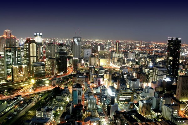 Ciudad nocturna con rascacielos y rascacielos