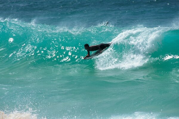 Surfer erobert die Meereswellen