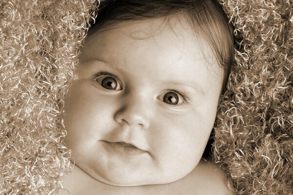 Bébé souriant avec un regard surpris
