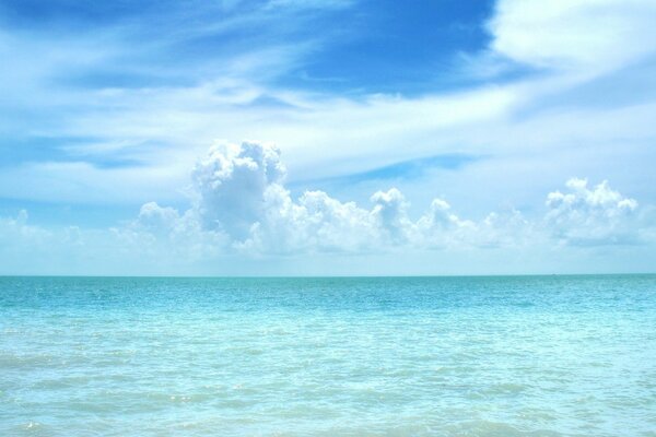 Blauer Himmel mit Wolken am Meereshorizont