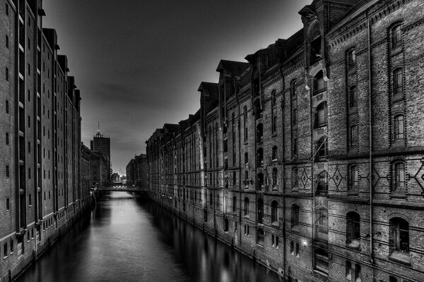 Venecia. Ciudad sobre el agua en tonos grises