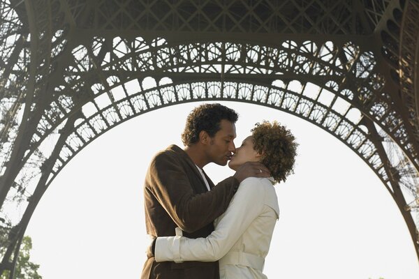 Bacio appassionato di una coppia innamorata sotto l arco. Dolce bacio ad un appuntamento sotto l arco