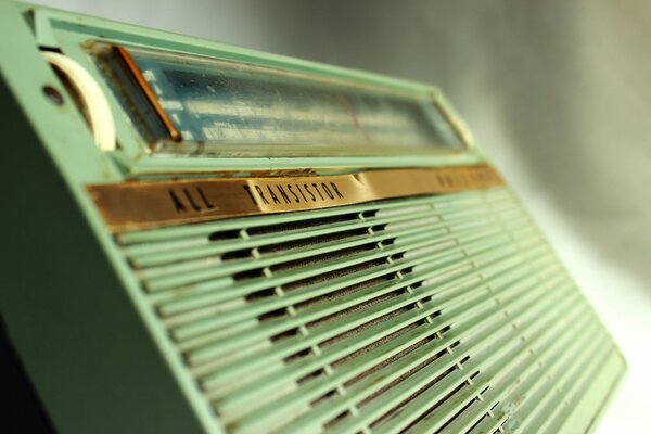 Radio retro en macro sobre fondo borroso