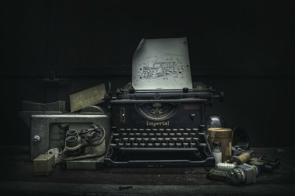 Máquina de escribir antigua en la oscuridad