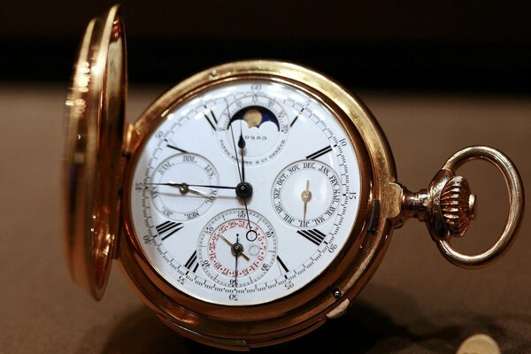 Die Zeit läuft gegen Mittag auf der Taschenuhr