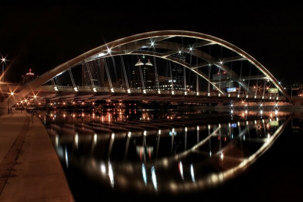Ponte sospeso sul lungomare della città di notte