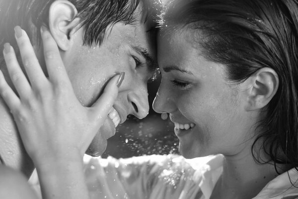 La passione degli amanti in un appuntamento sotto la pioggia